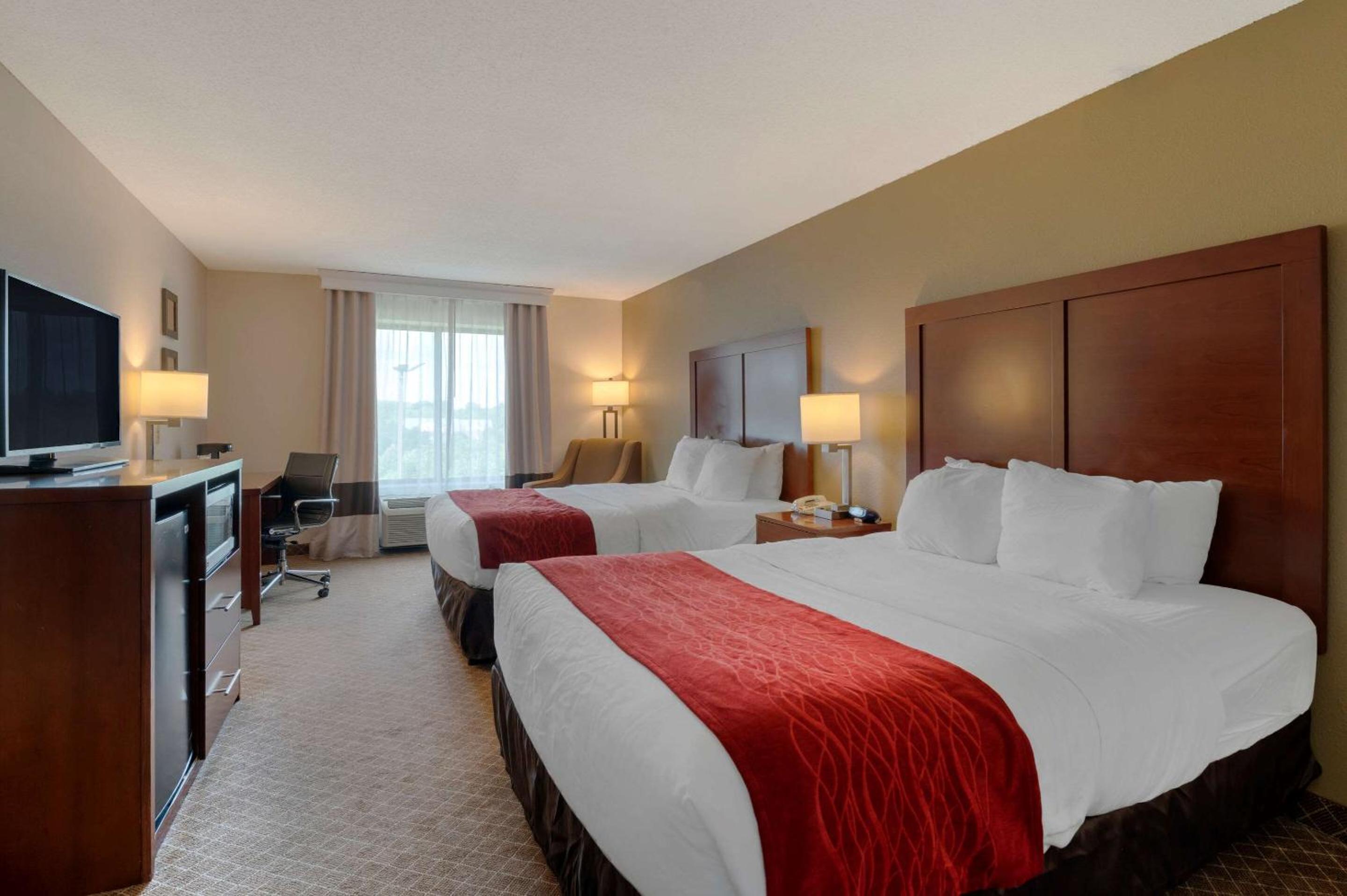 Queen Room with Two Queen Beds - Non-Smoking - Photo 3