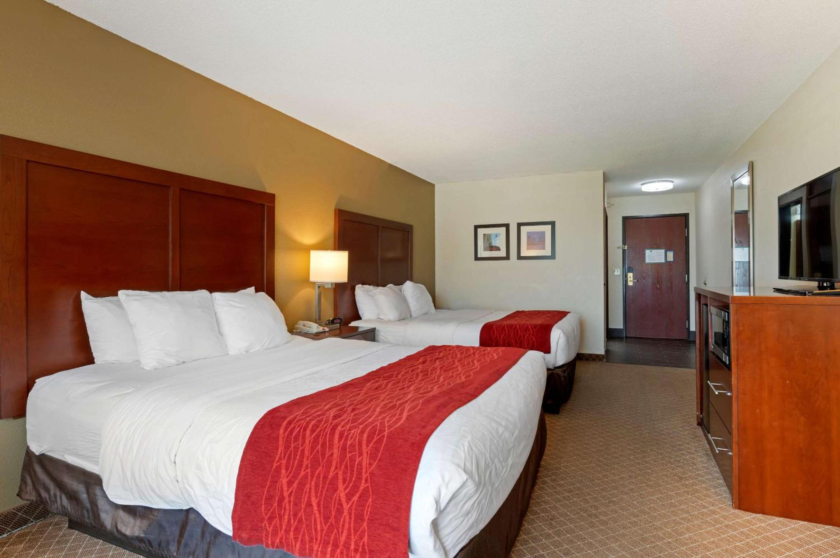Queen Room with Two Queen Beds - Non-Smoking - Photo 4