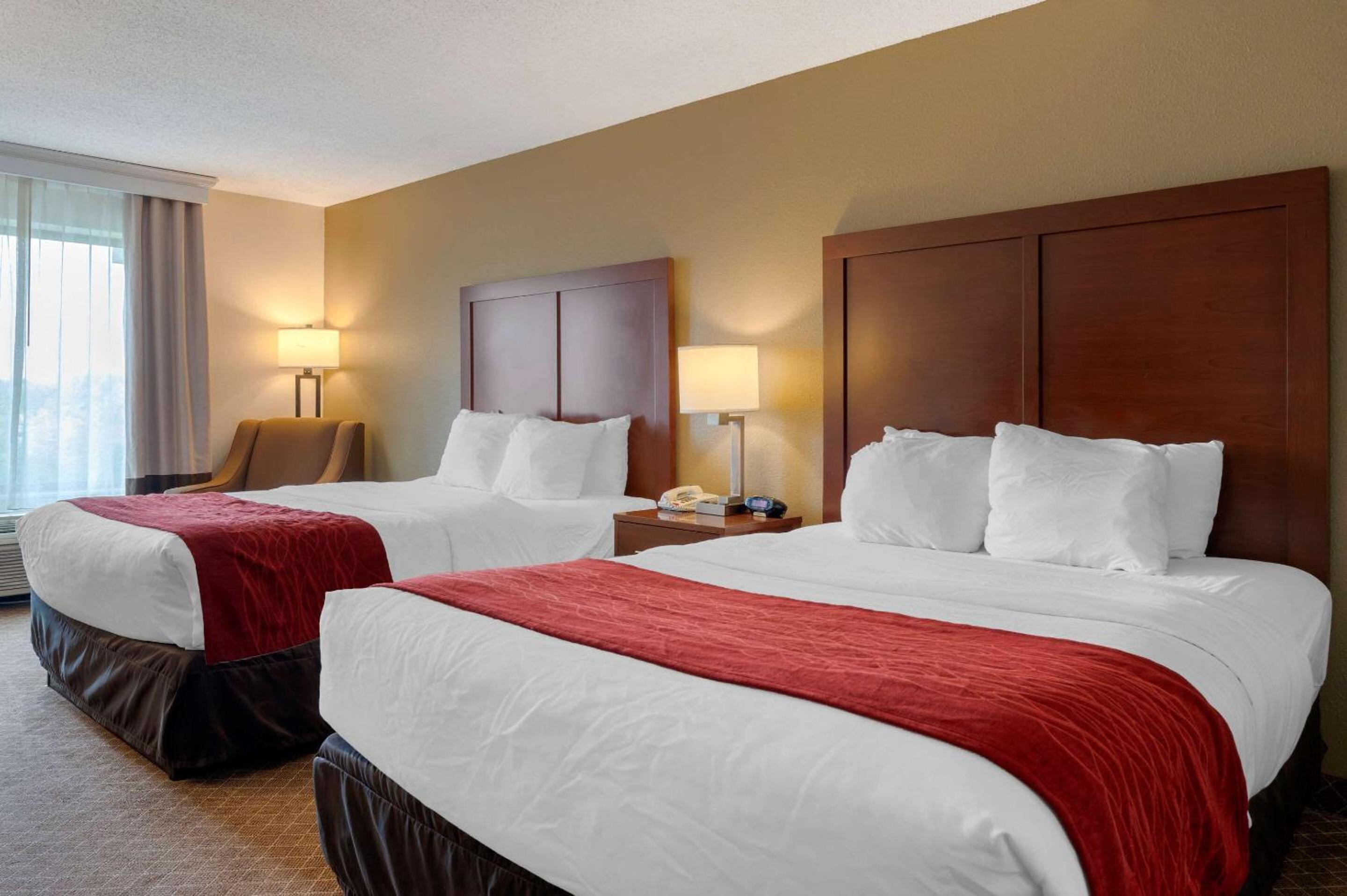 Queen Room with Two Queen Beds - Non-Smoking - Photo 6