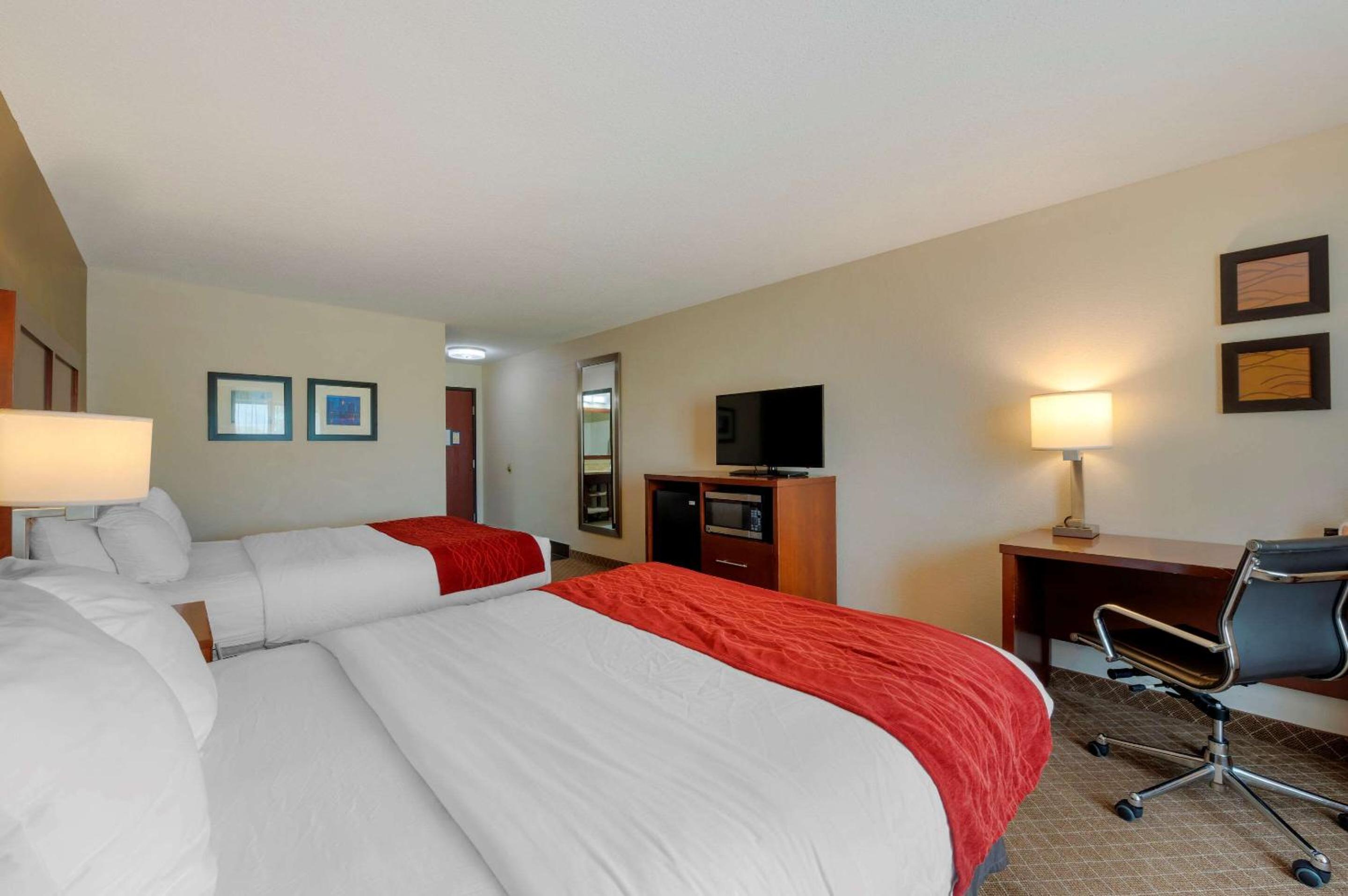 Queen Room with Two Queen Beds - Non-Smoking - Photo 5