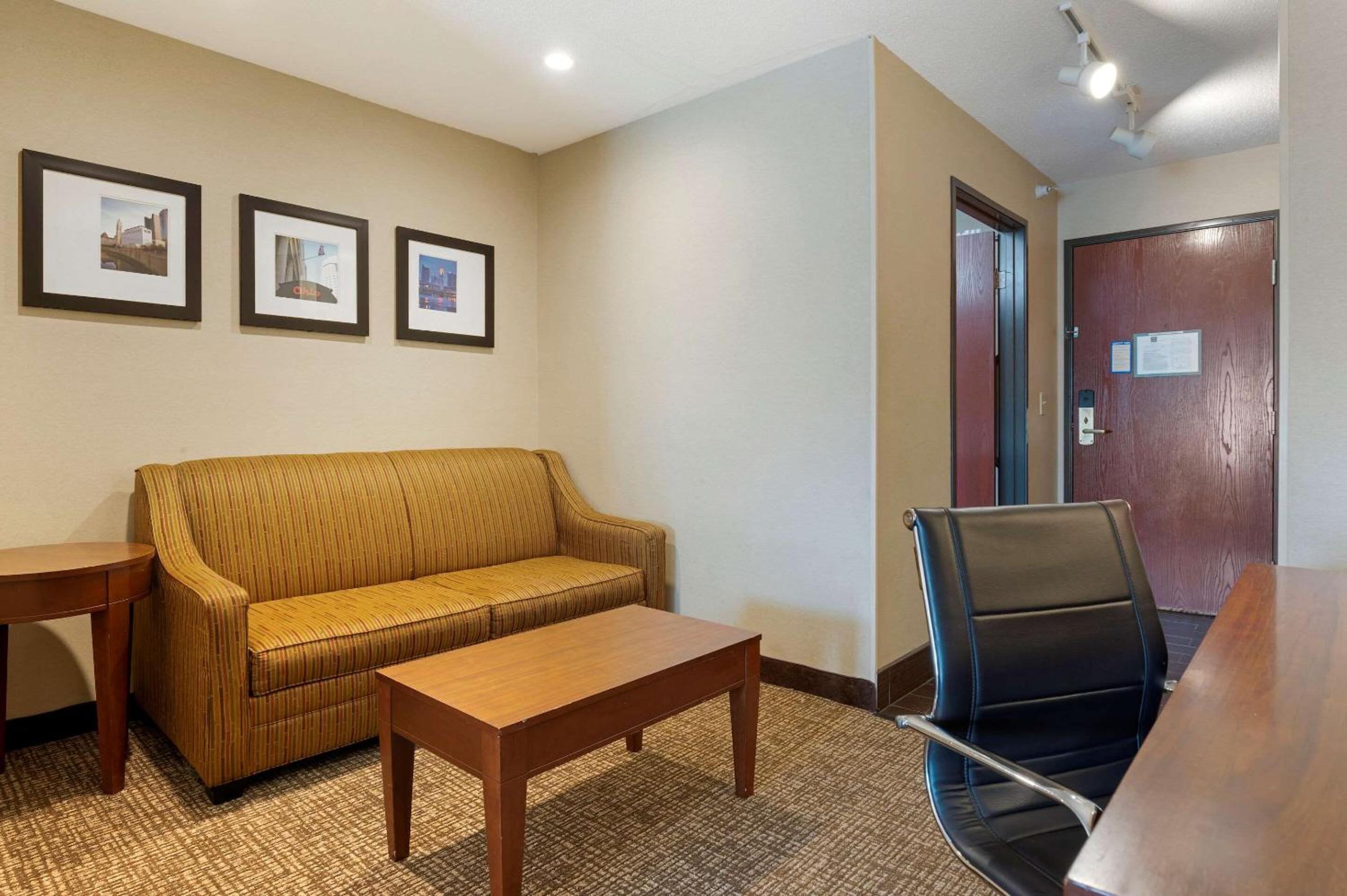 Queen Suite with Two Queen Beds - Non-Smoking/SofaBed - Photo 3