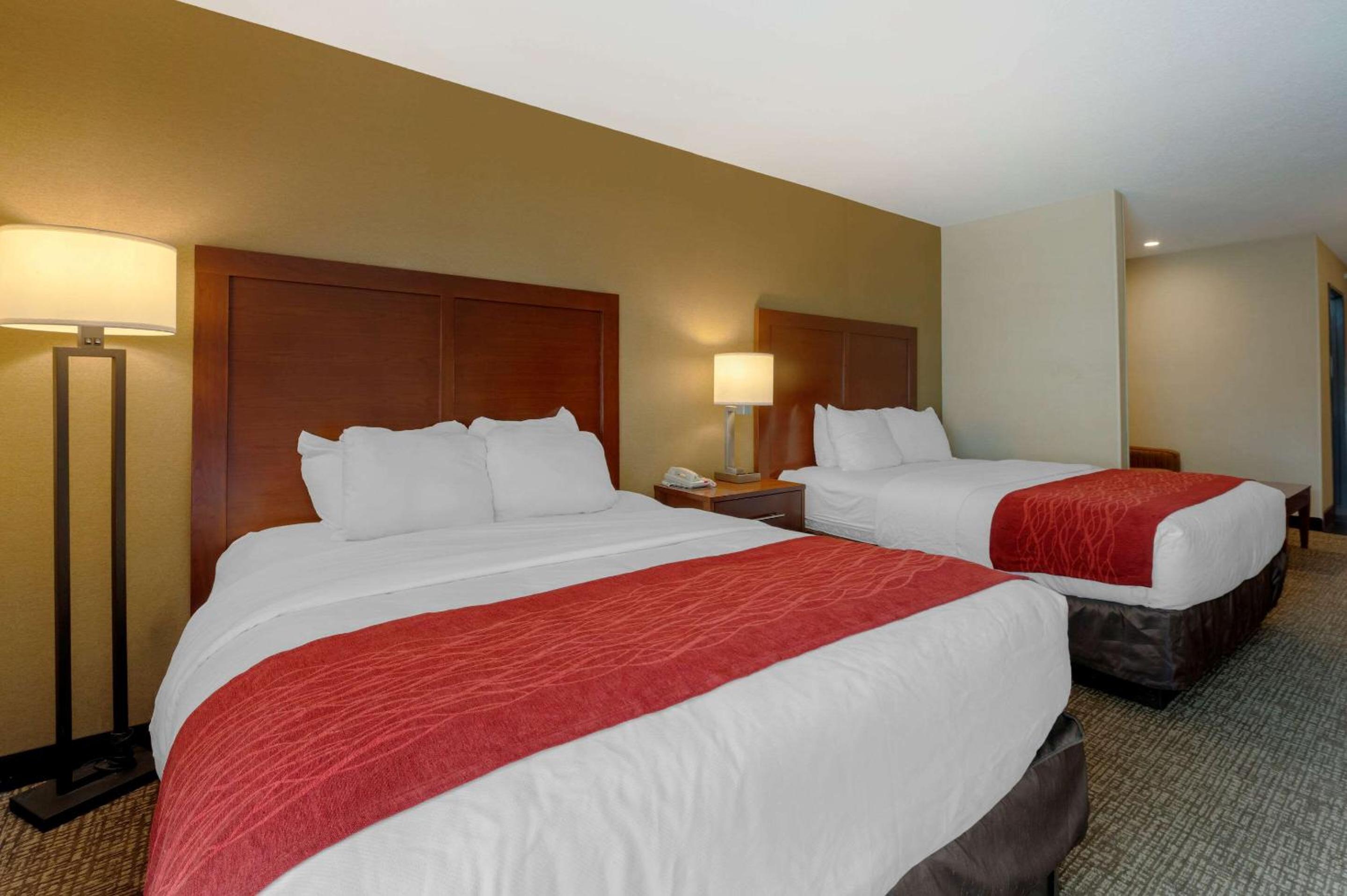 Queen Suite with Two Queen Beds - Non-Smoking/SofaBed - Photo 5
