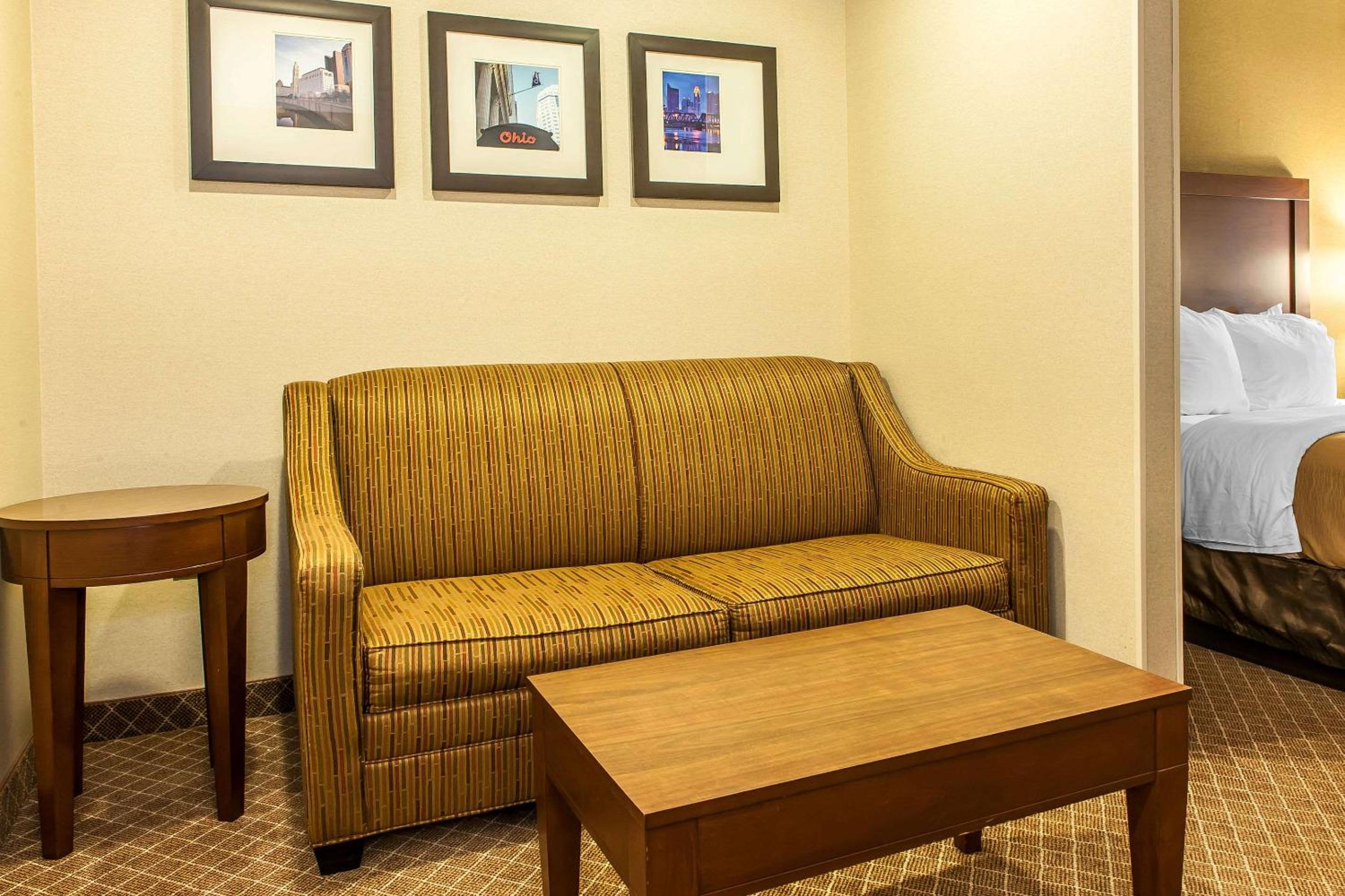 Queen Suite with Two Queen Beds - Non-Smoking/SofaBed - Photo 4