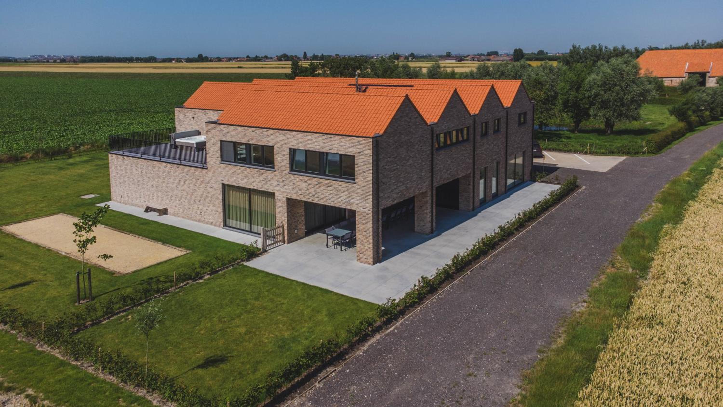 Eight-Bedroom House photo 3