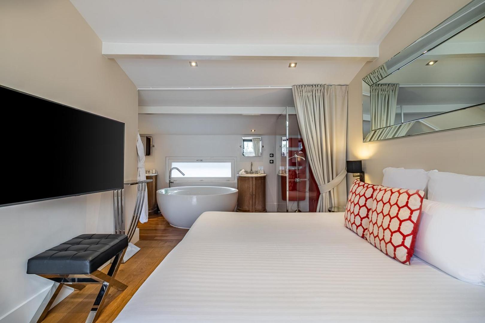 Suite with Terrace and Jacuzzi thumbnail 5