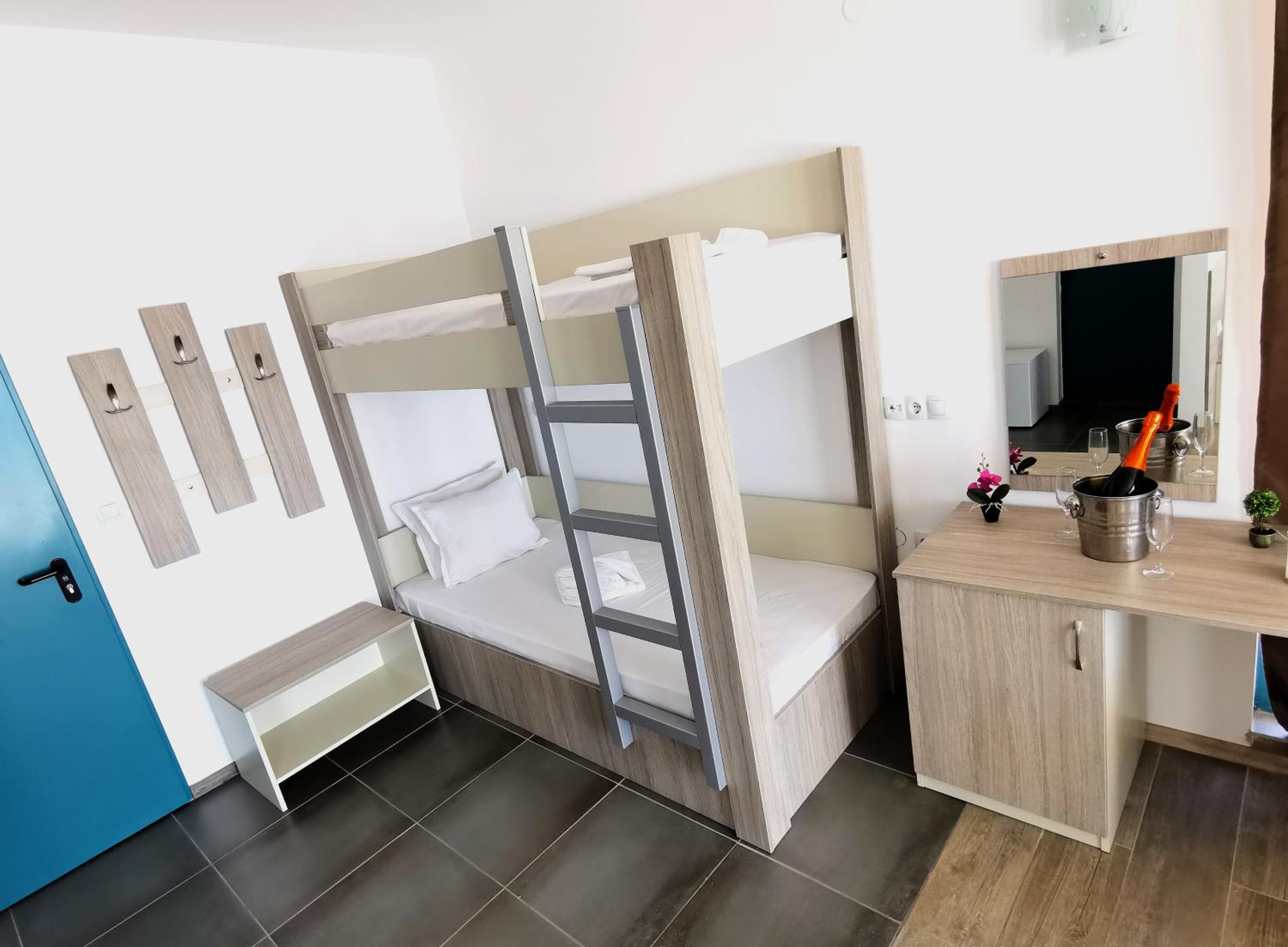 Quadruple Room with Sea View thumbnail 6