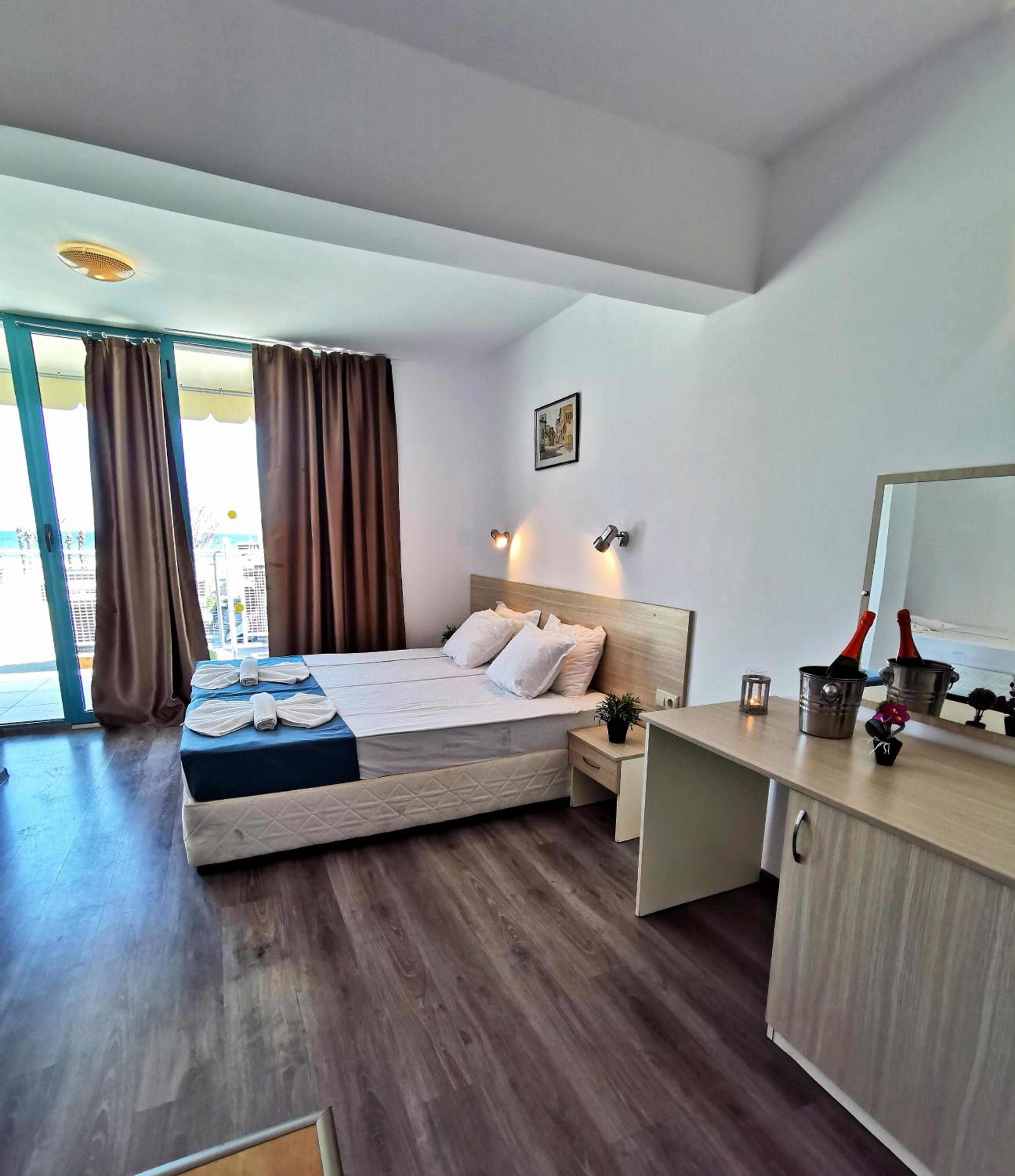 Double Room with Sea View thumbnail 5