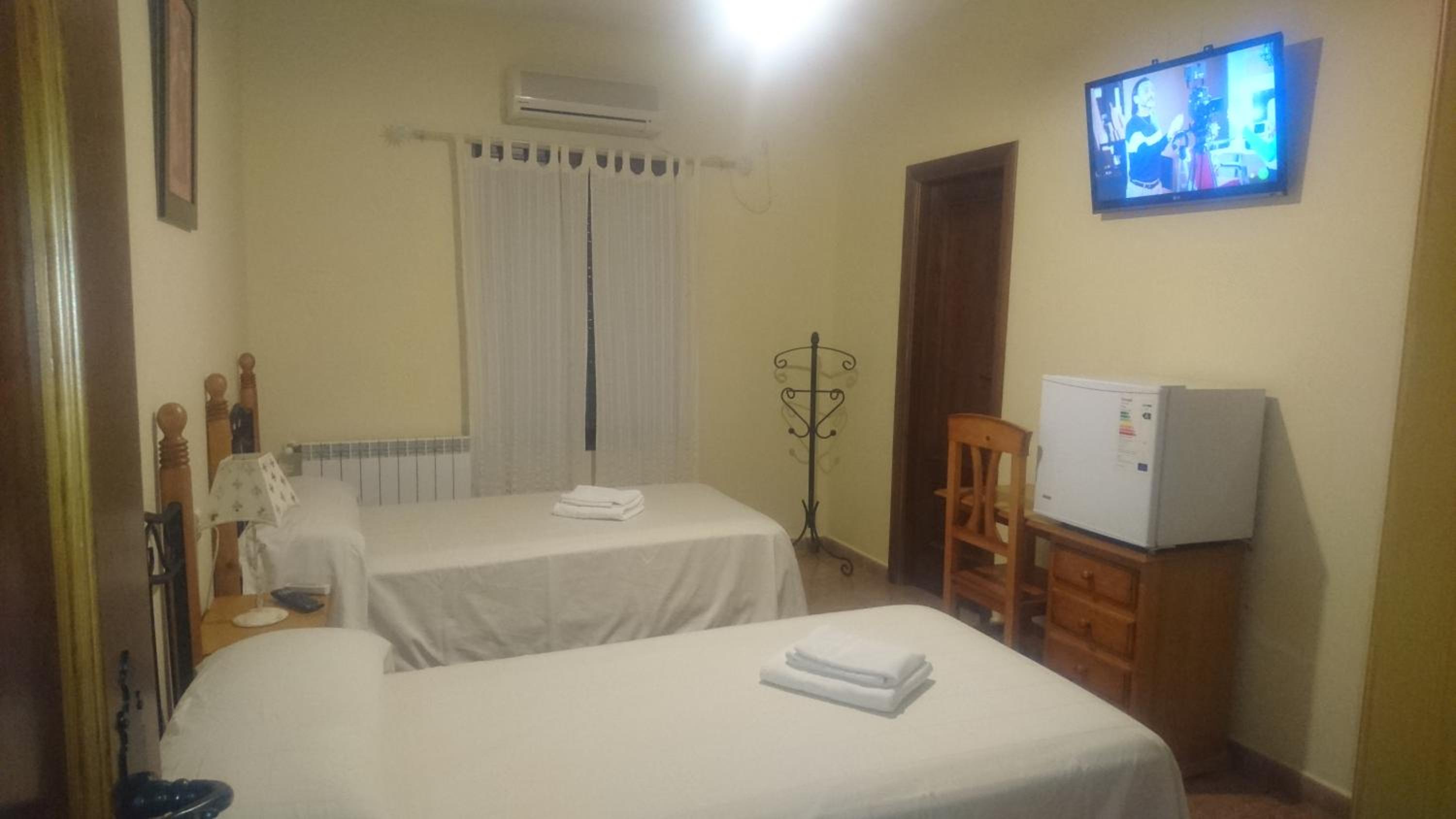 Double Room with Private Bathroom - Photo 4