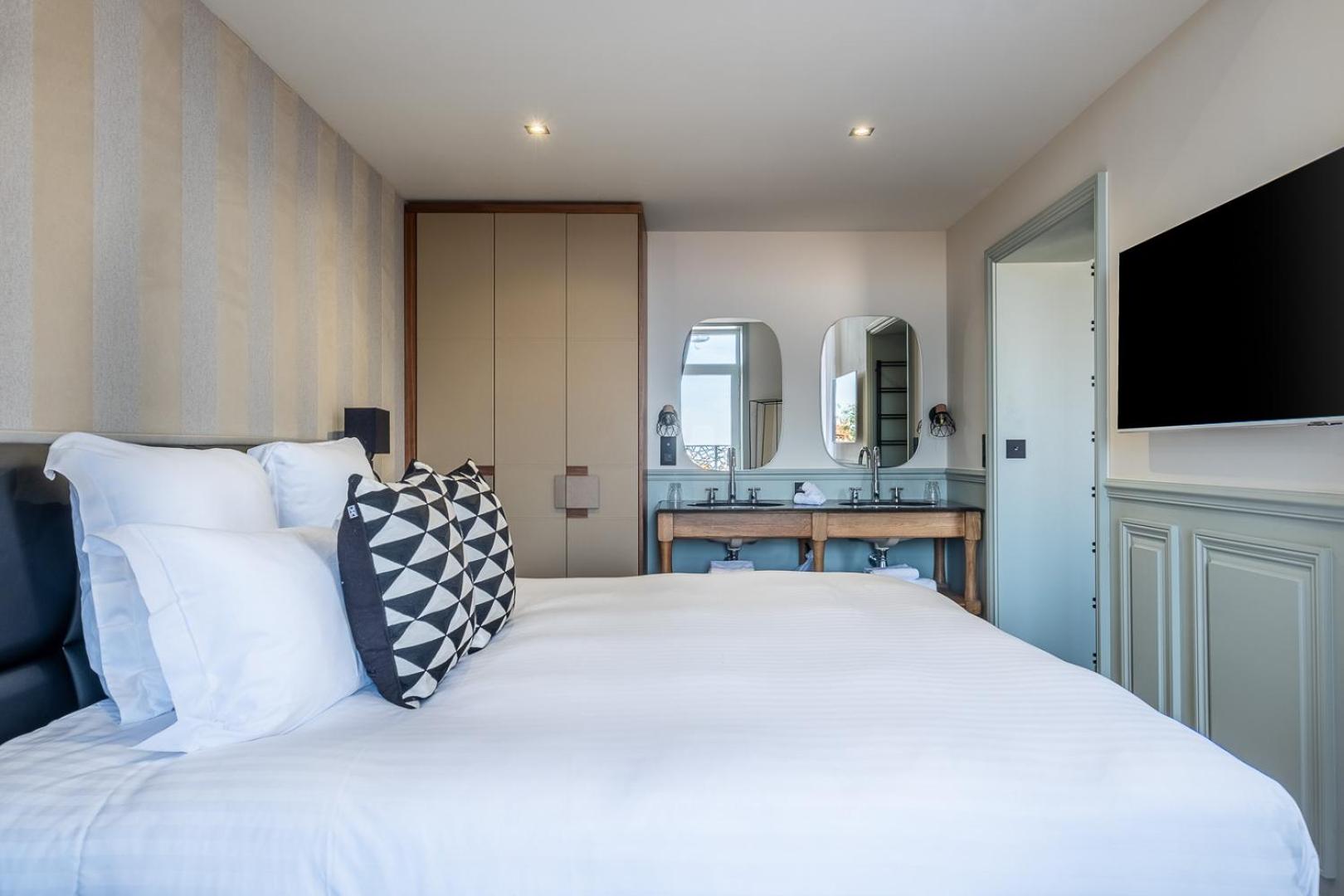 Executive Suite with Terrace and Jacuzzi thumbnail 6