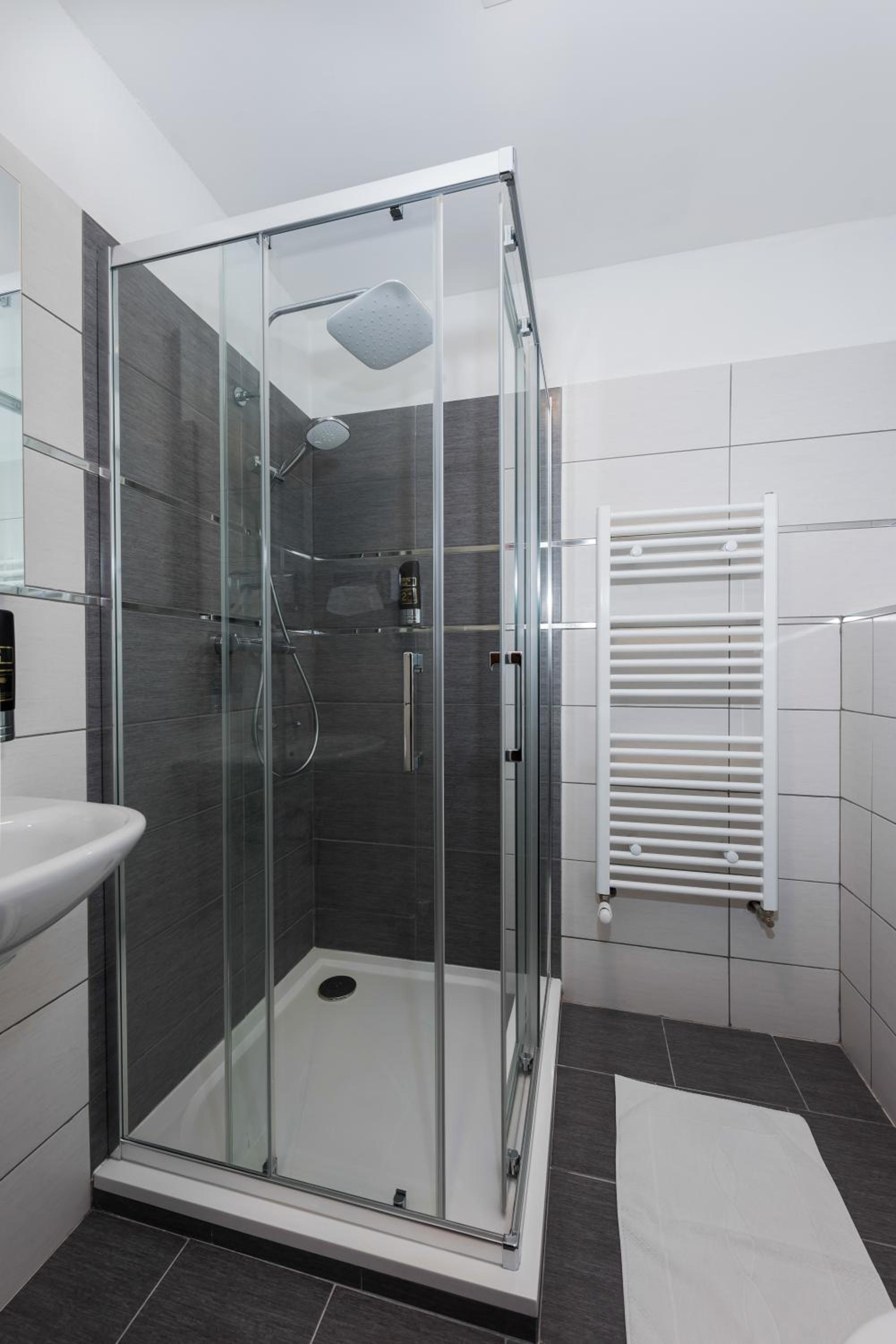 Double or Twin Room - Photo 4