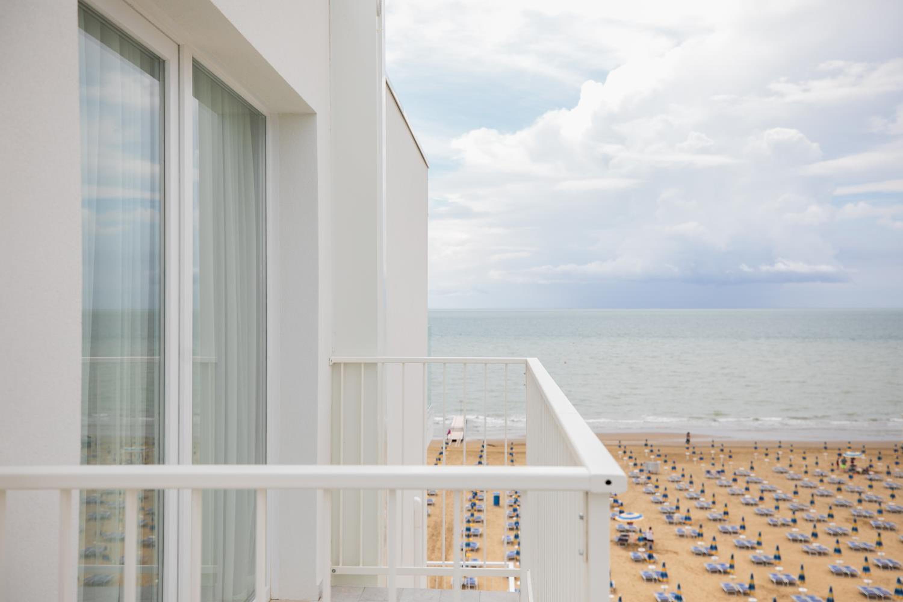 Deluxe Double Room with Side Sea View - Photo 7