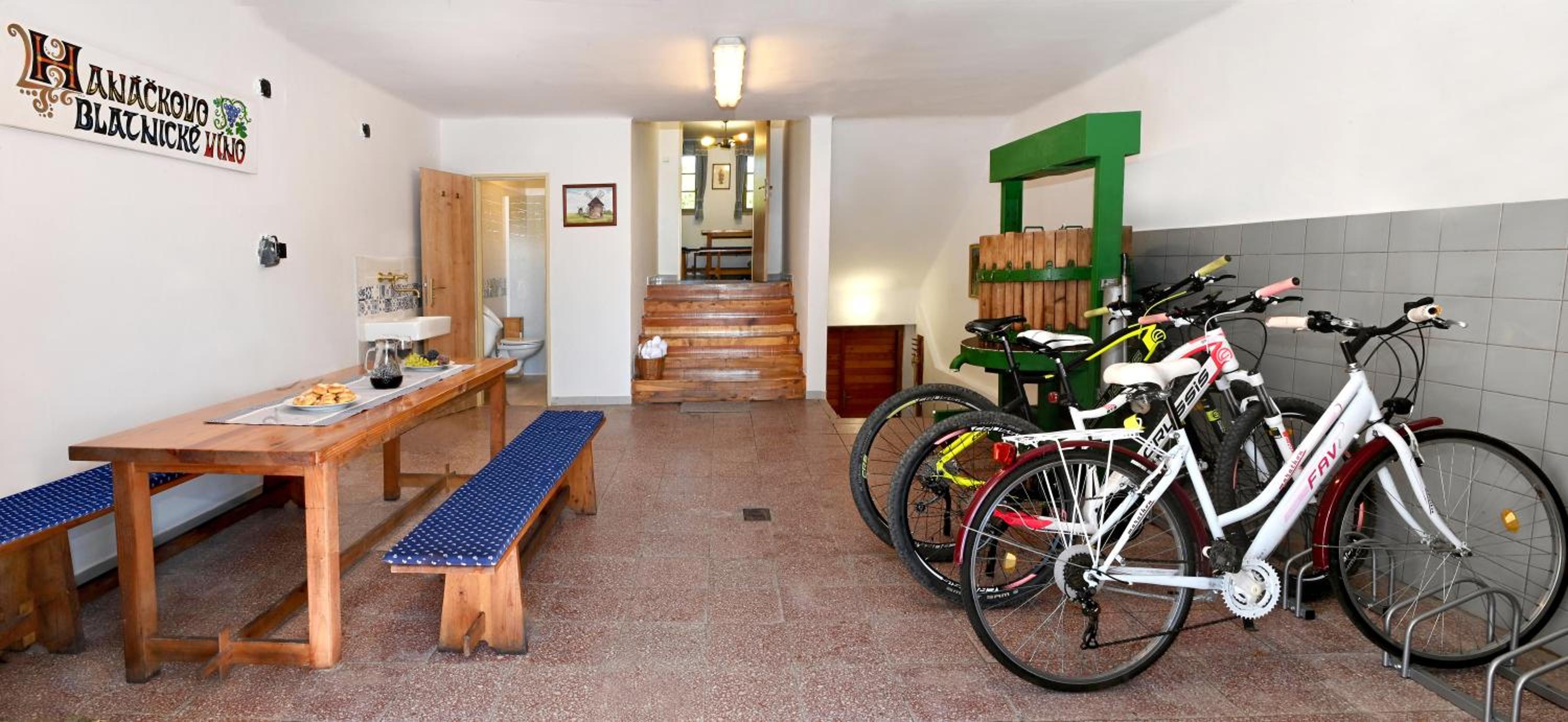 One-Bedroom Apartment - Photo 3