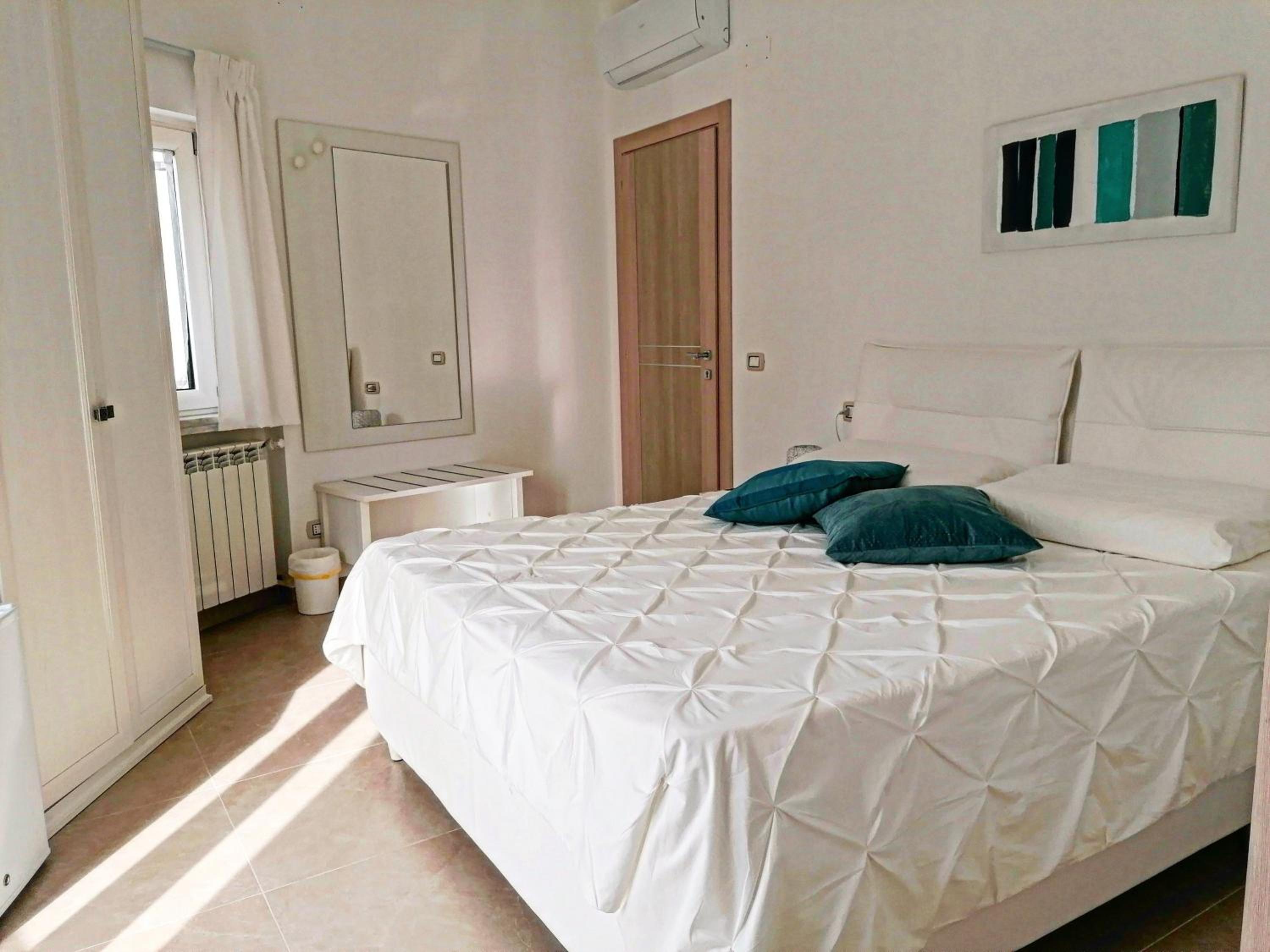 Double Room with Spa Bath - Photo 3