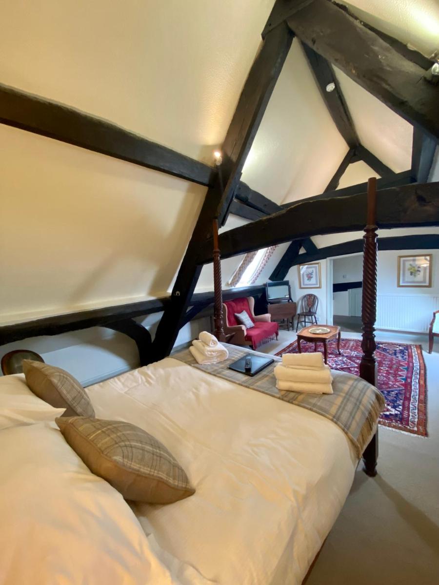 Room with 4-Poster Bed photo 1