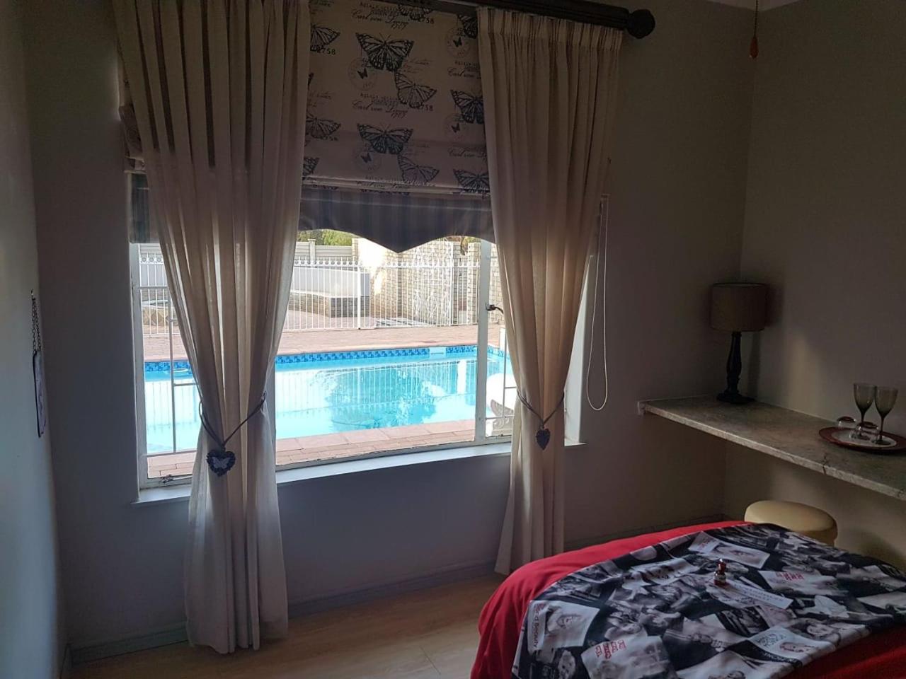 Double Room with Pool View photo 3