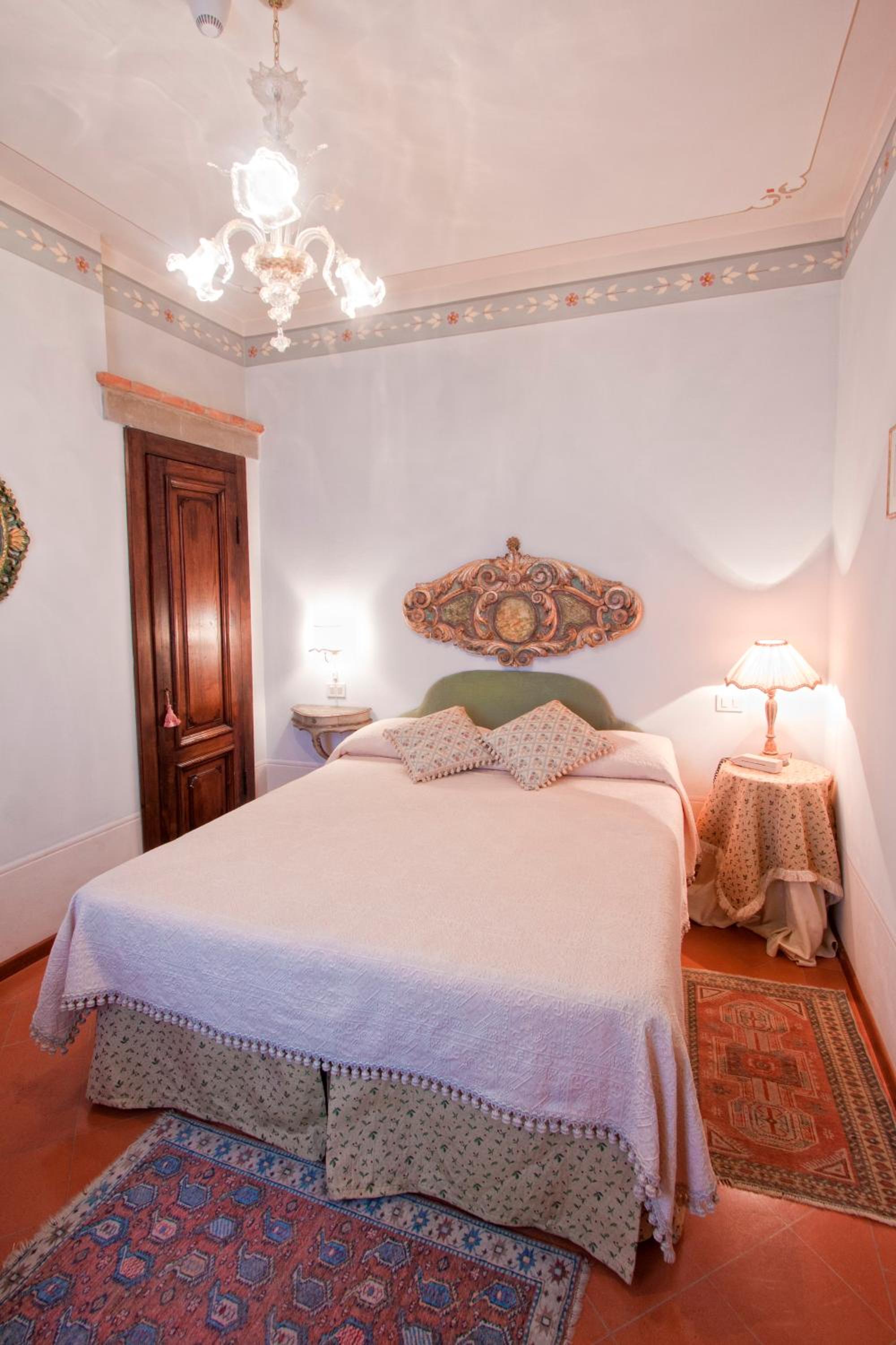 Small Queen Room - Photo 4