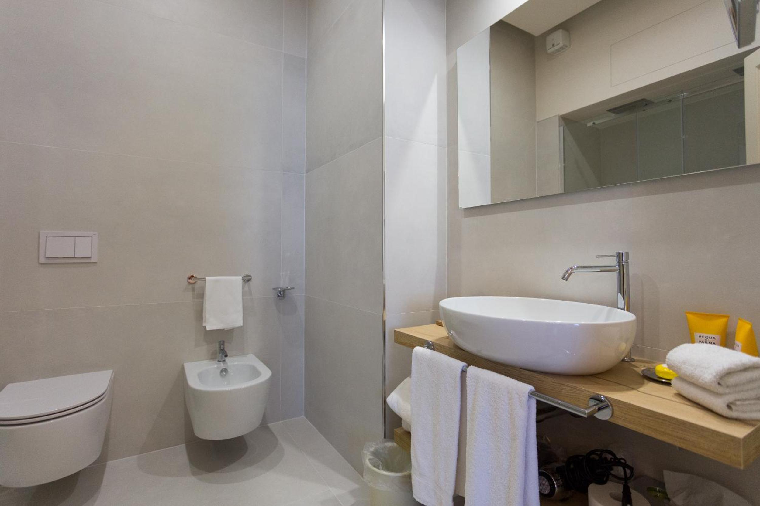 Deluxe King Room with Whirlpool - Photo 7