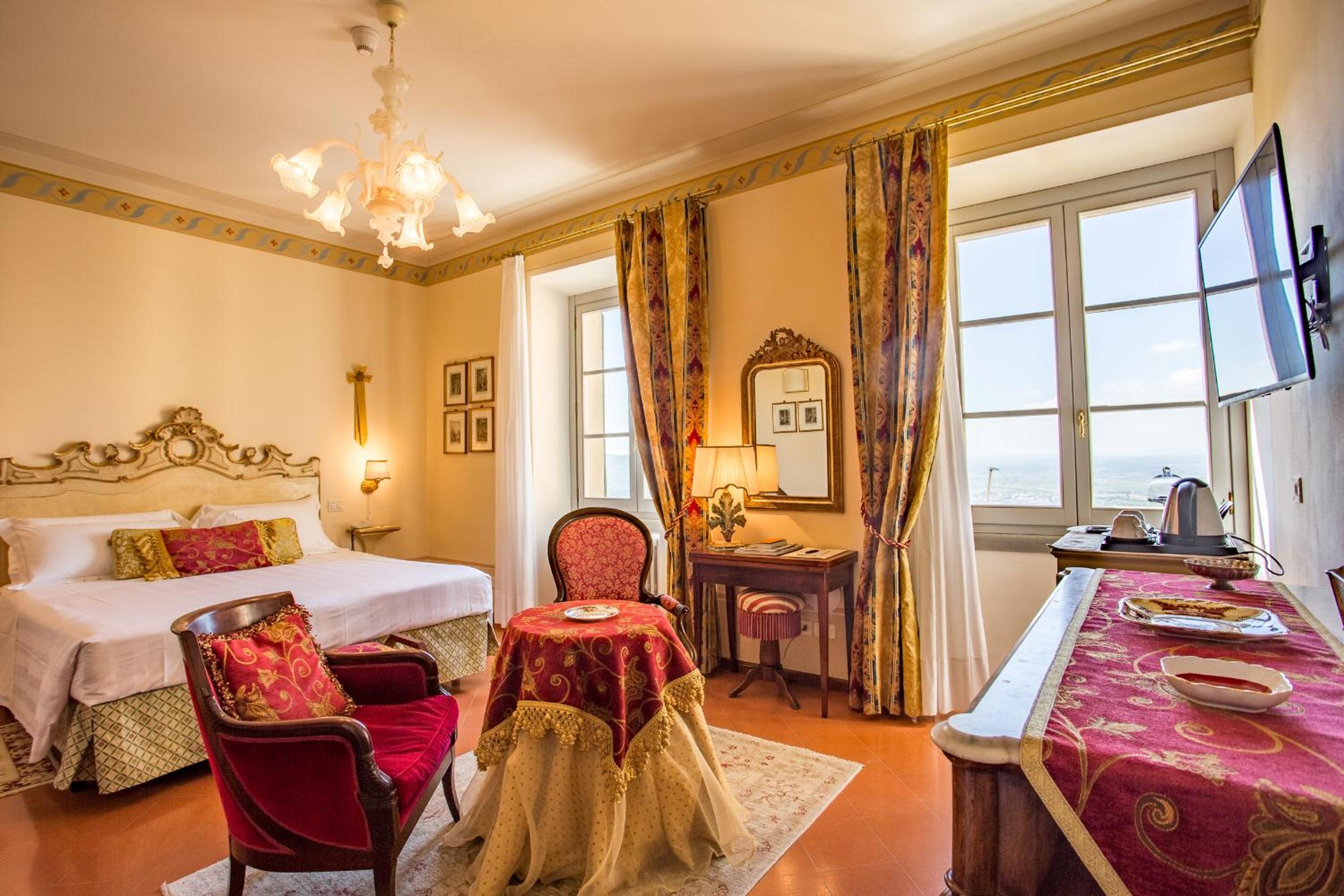 Deluxe King Room with Whirlpool - Photo 6