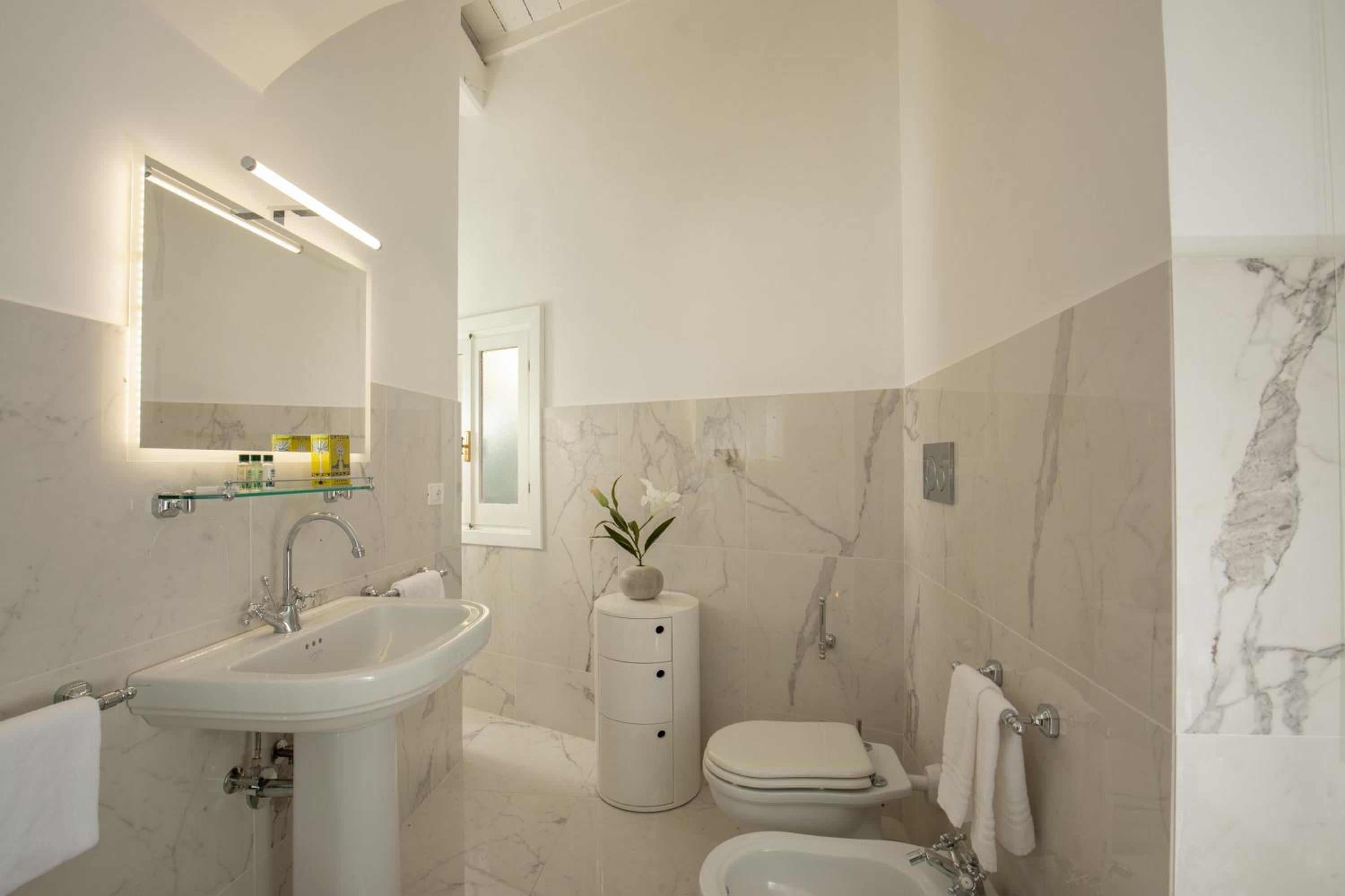 Deluxe Double Room with Bath photo 3