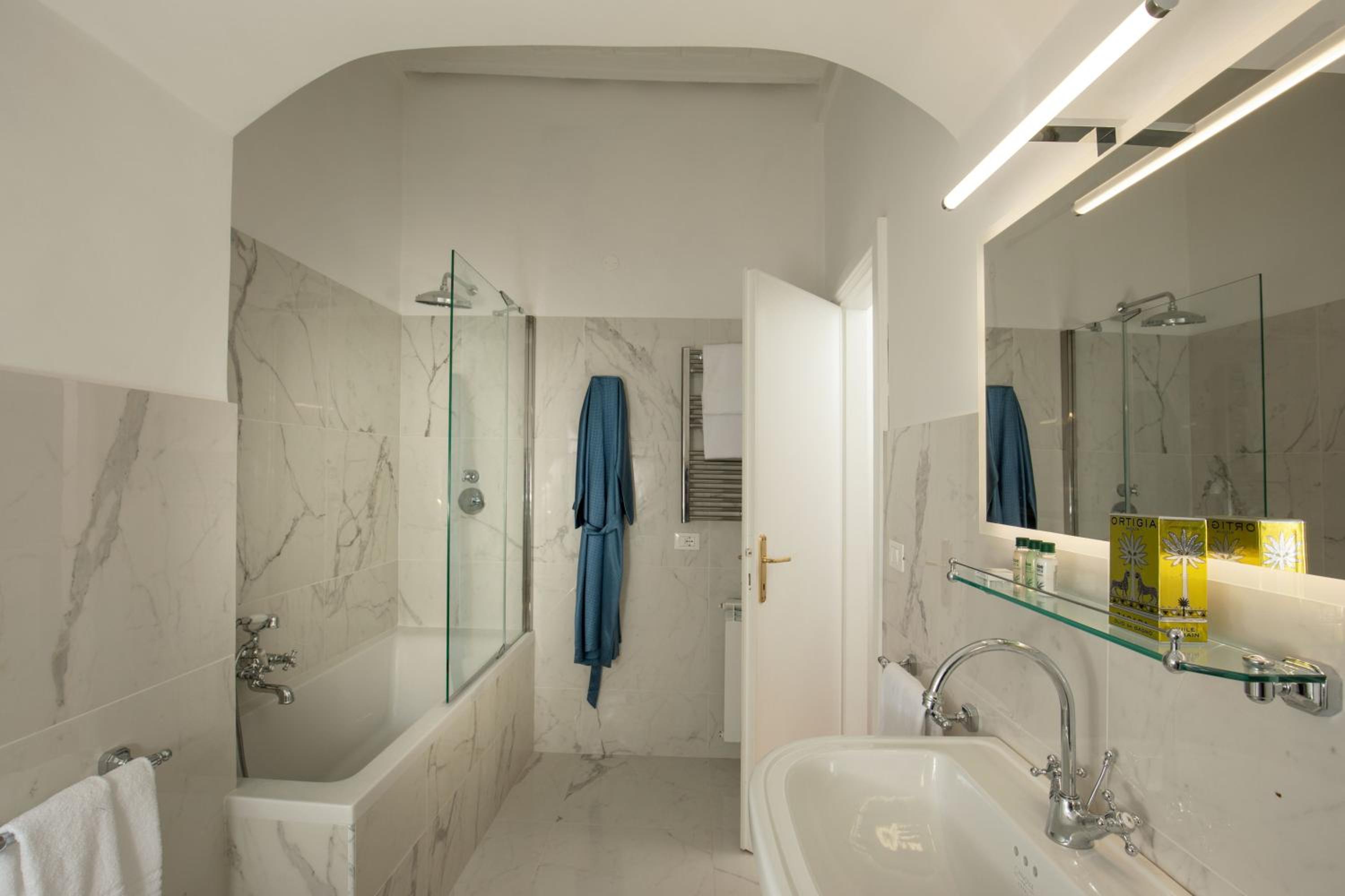 Deluxe Double Room with Bath photo 2
