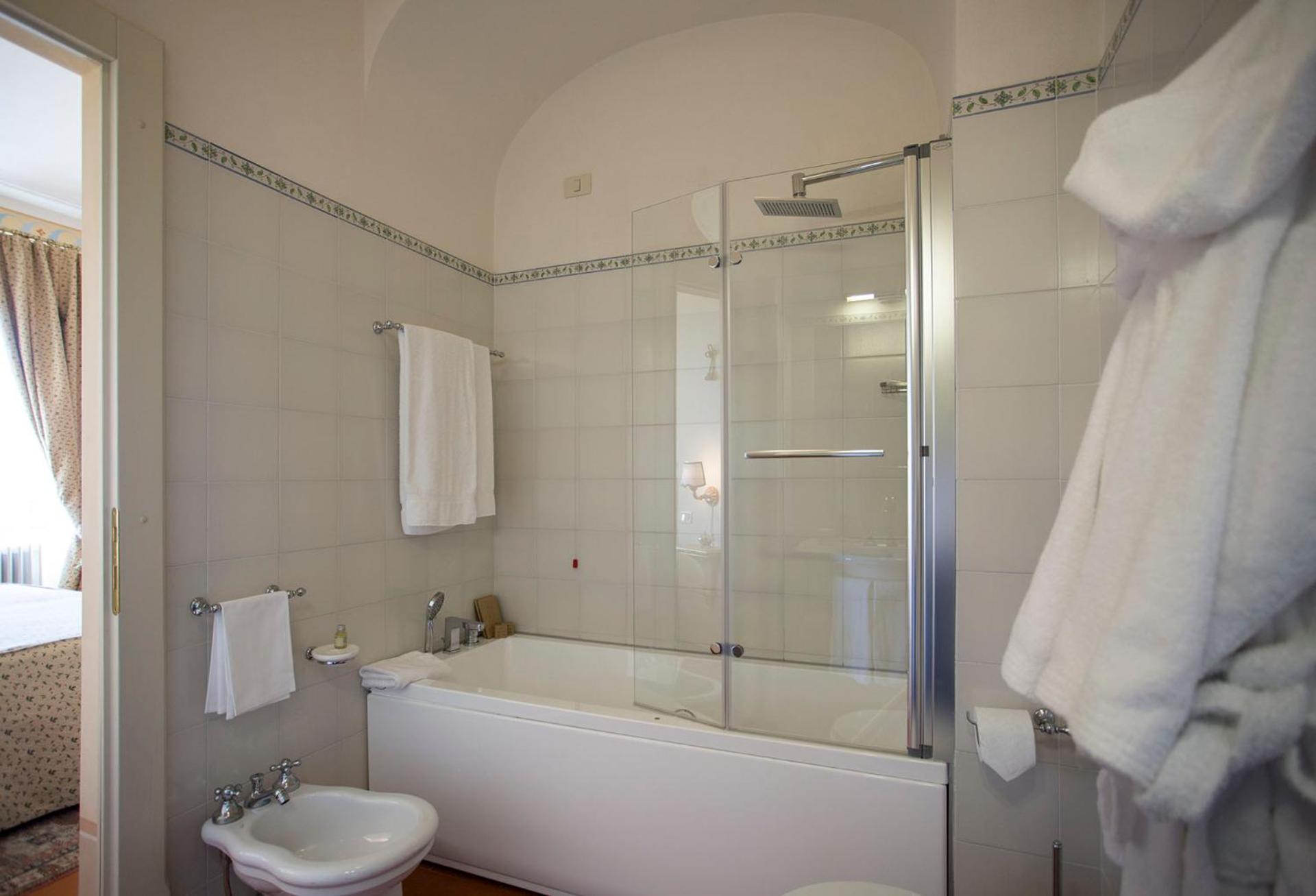 Deluxe King Room with Whirlpool - Photo 4