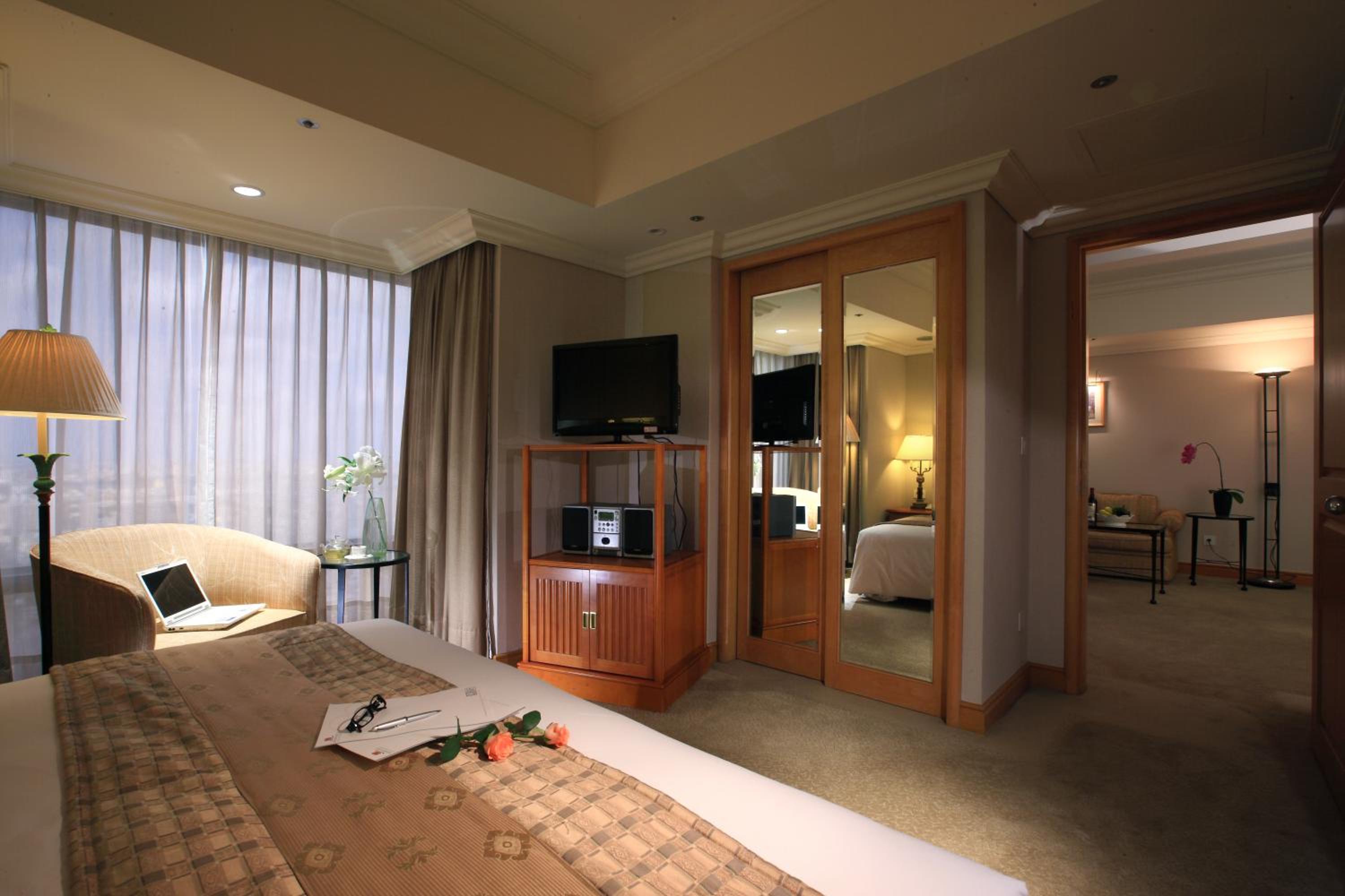Corner Suite photo 2