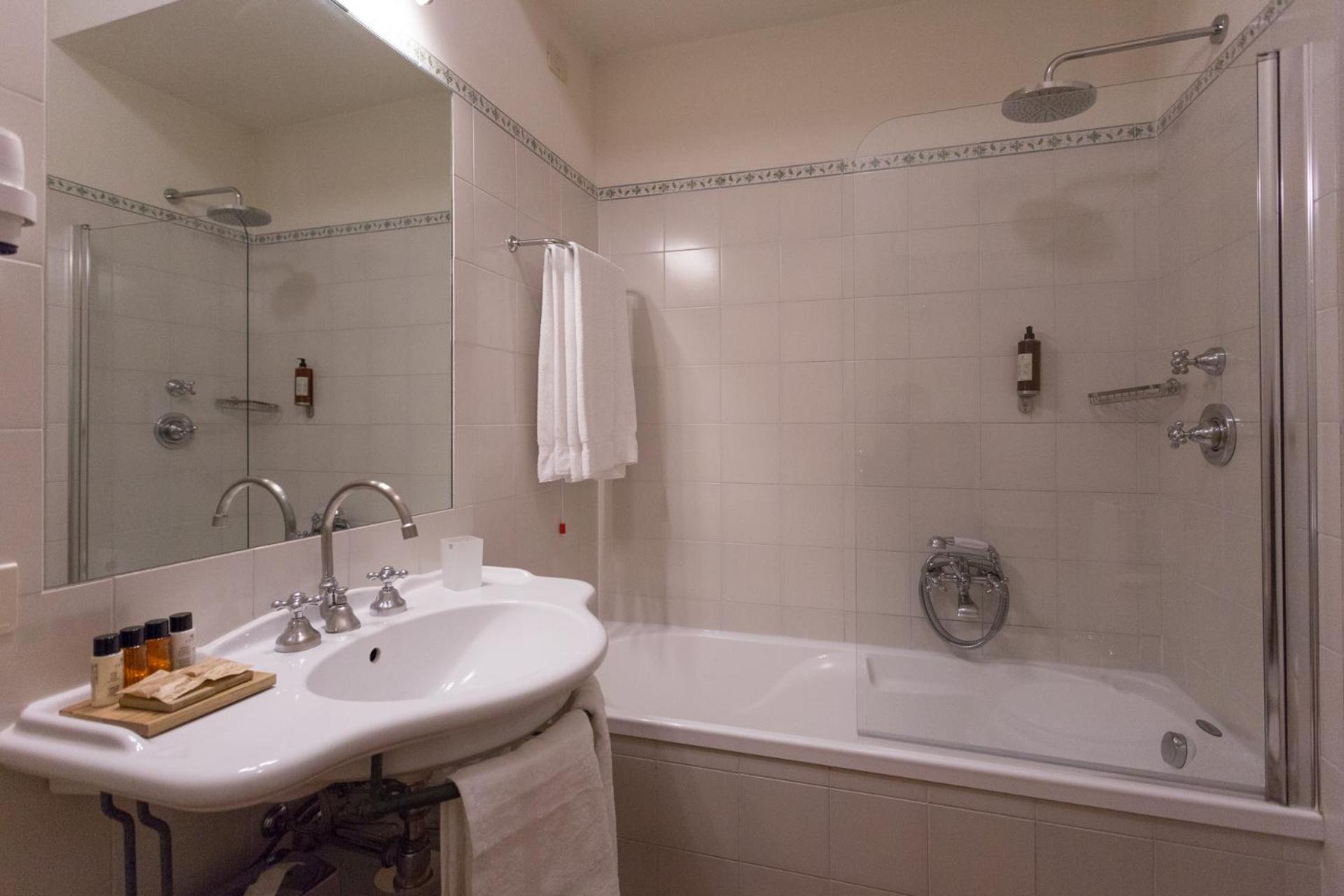 Superior King Room - Photo 13