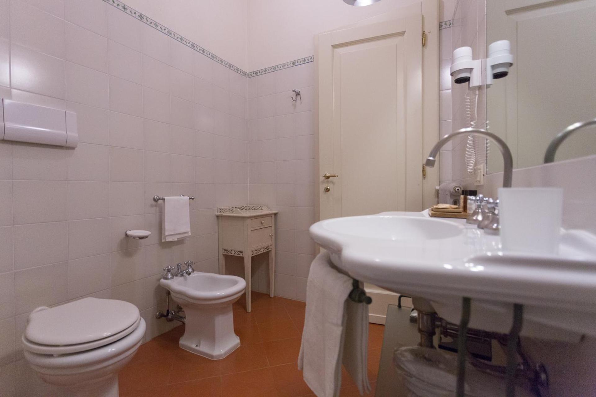 Superior King Room - Photo 12