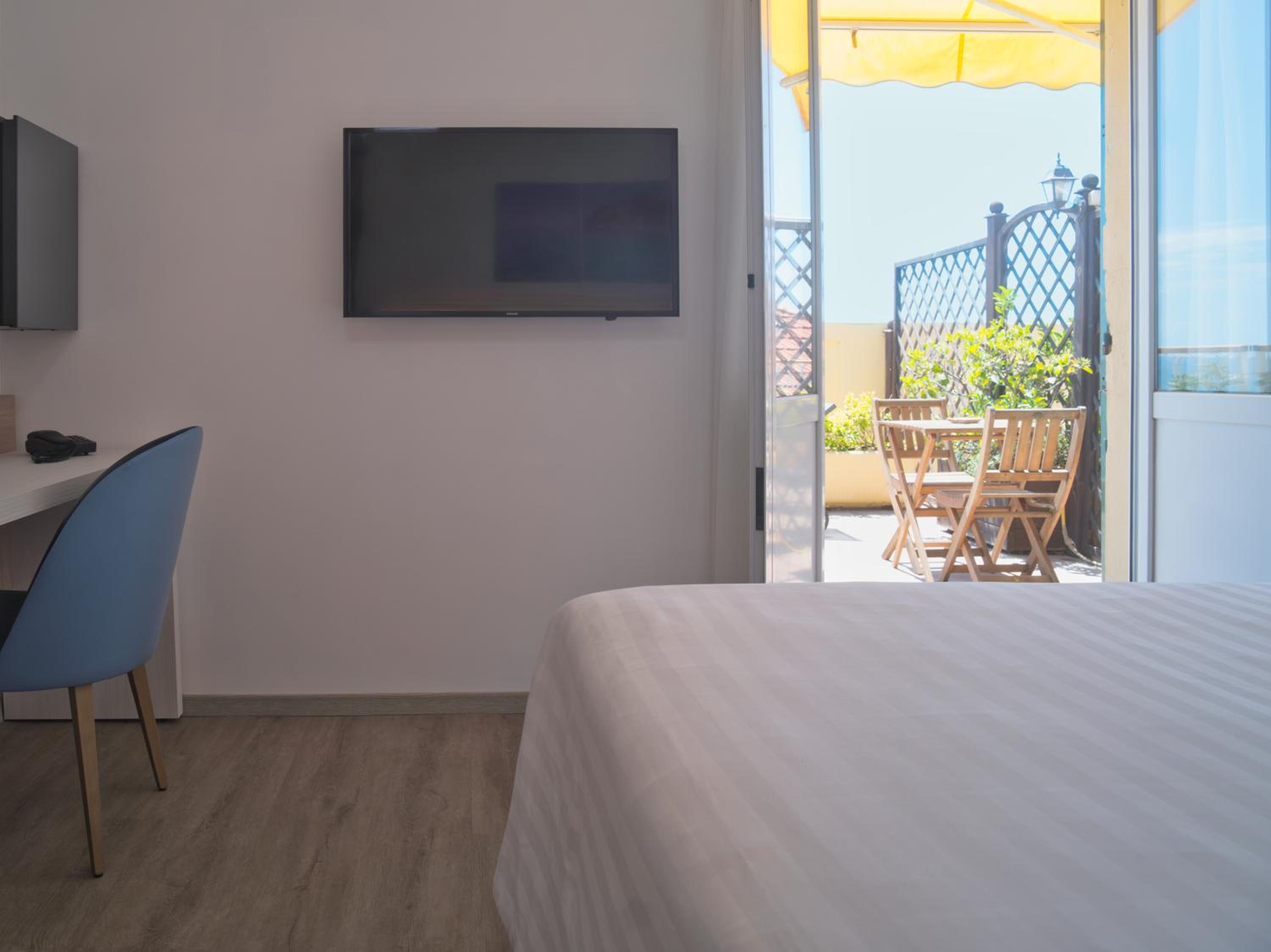 Double or Twin Room with Extra Bed with Terrace and Sea View photo 1