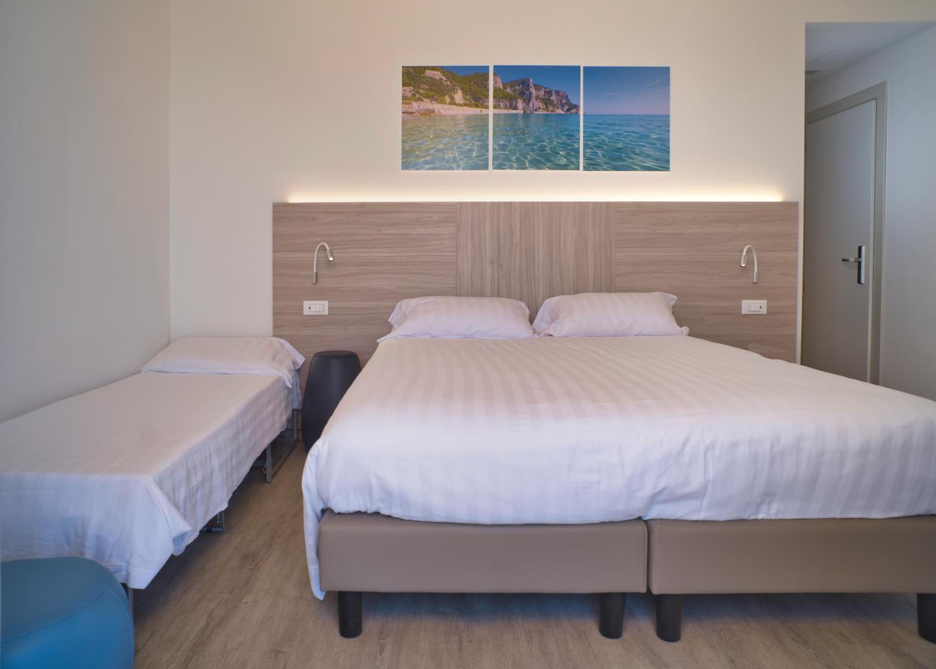 Double or Twin Room with Extra Bed with Terrace and Sea View photo 3
