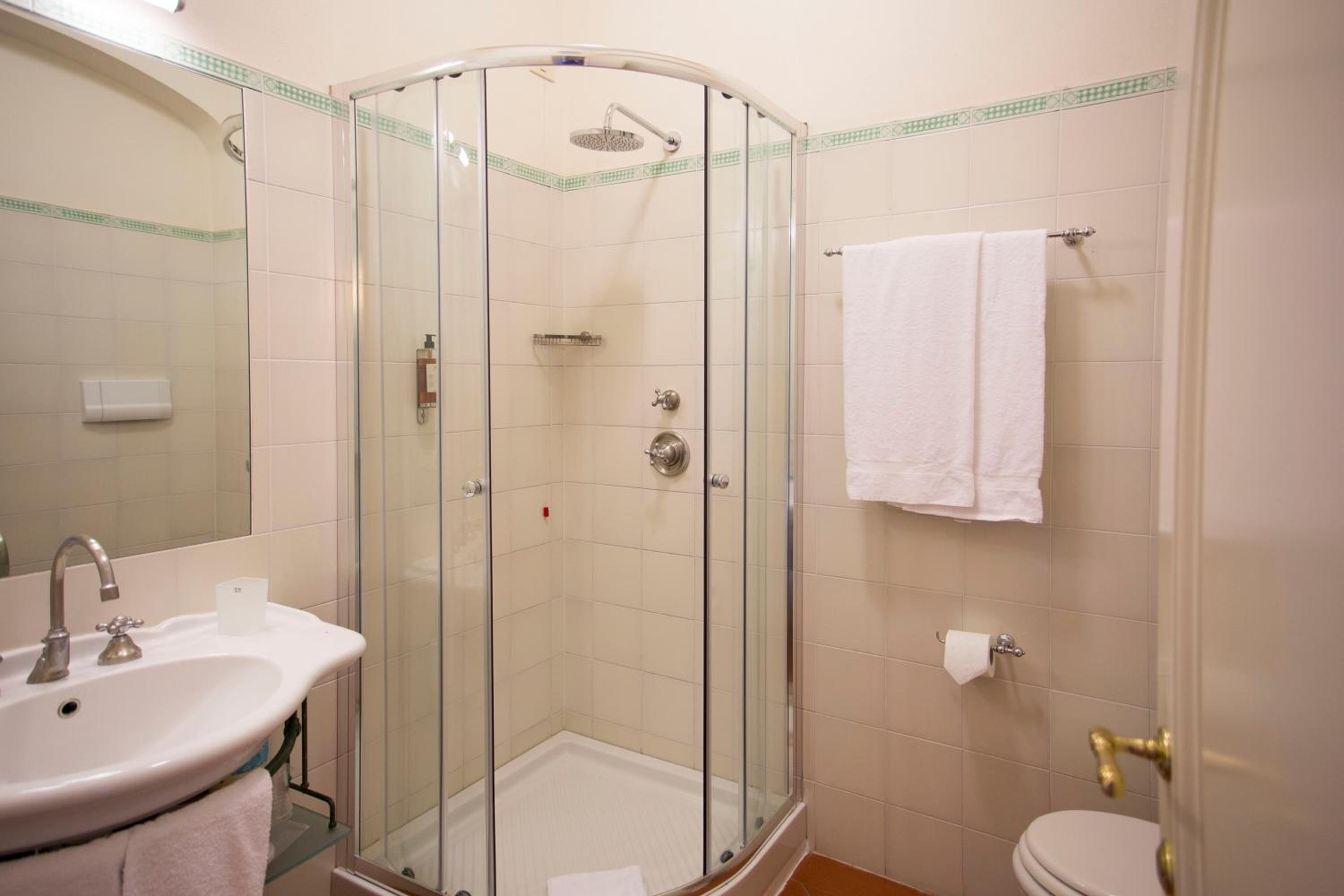 Superior King Room - Photo 10