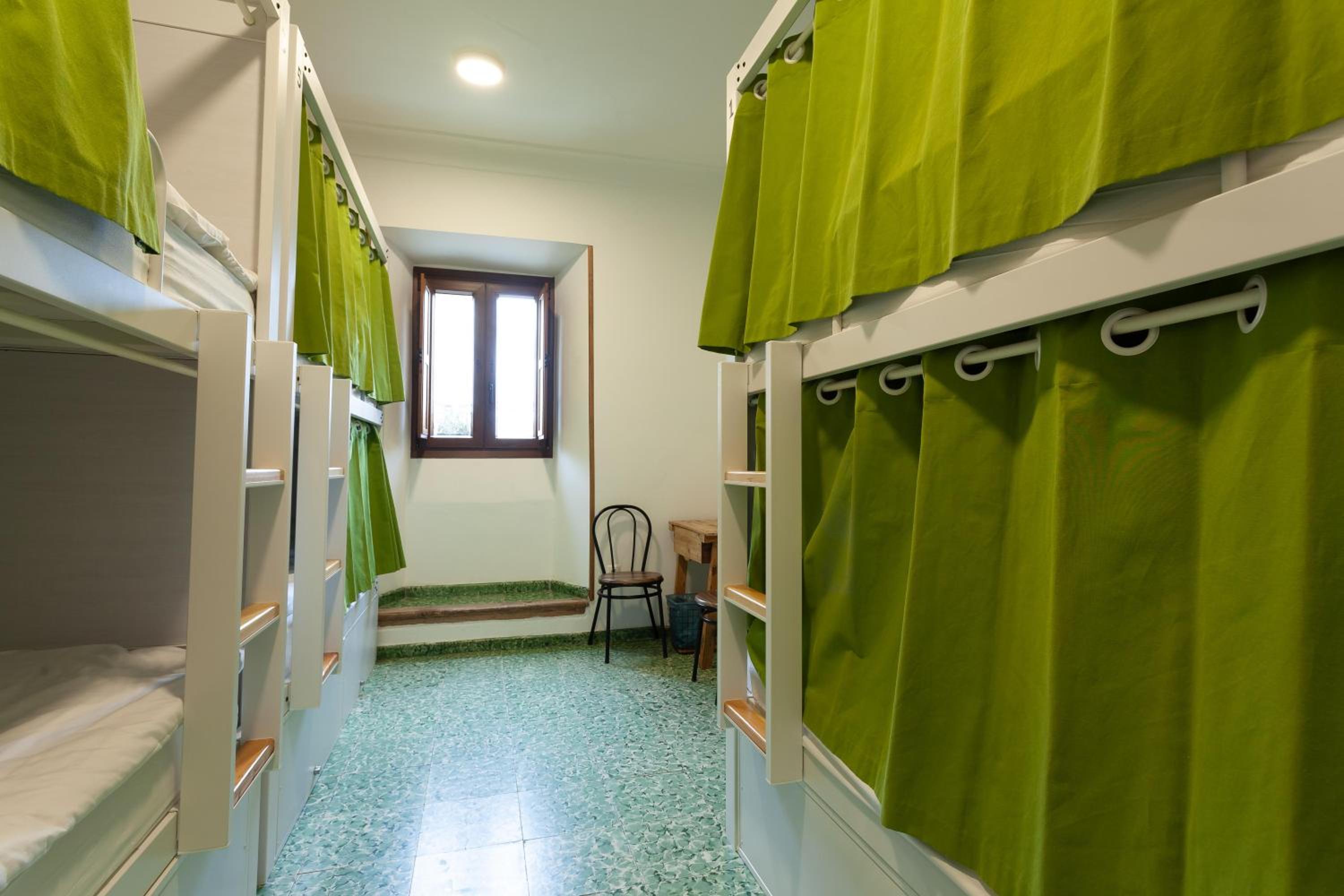 Cama en habitación compartida de 6 camas