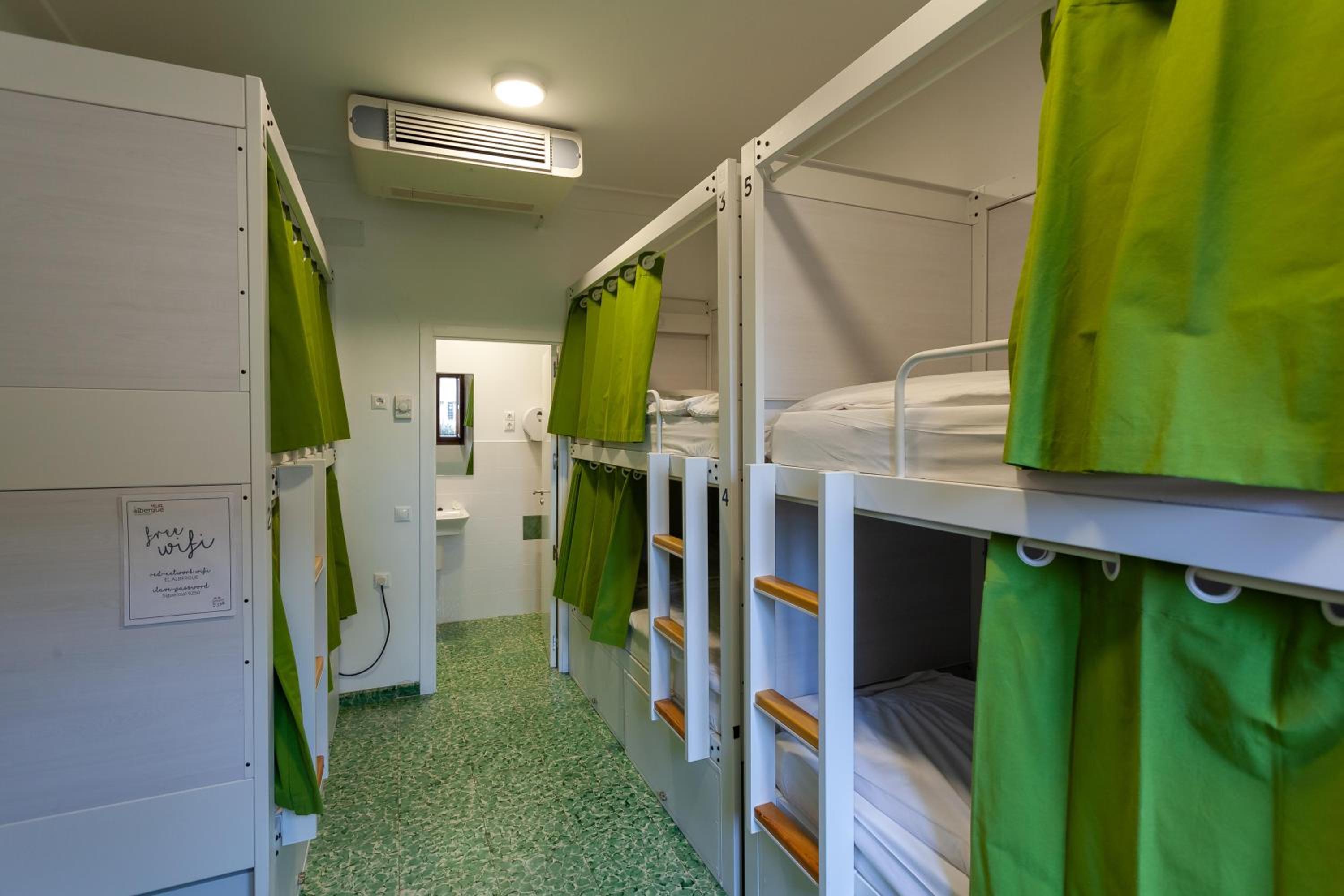 Bed in 6-Bed Dormitory Room photo 3