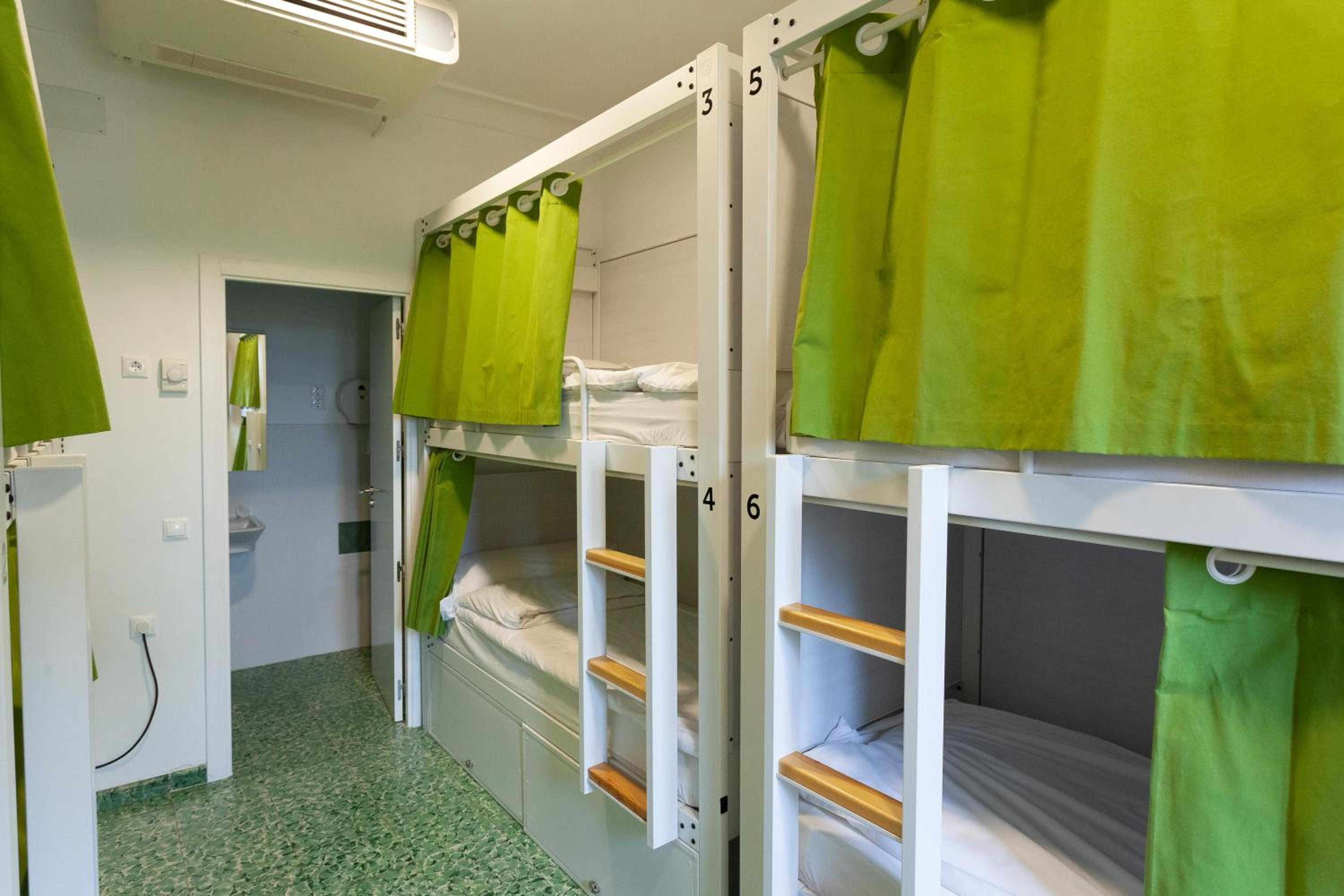 Bed in 6-Bed Dormitory Room photo 2
