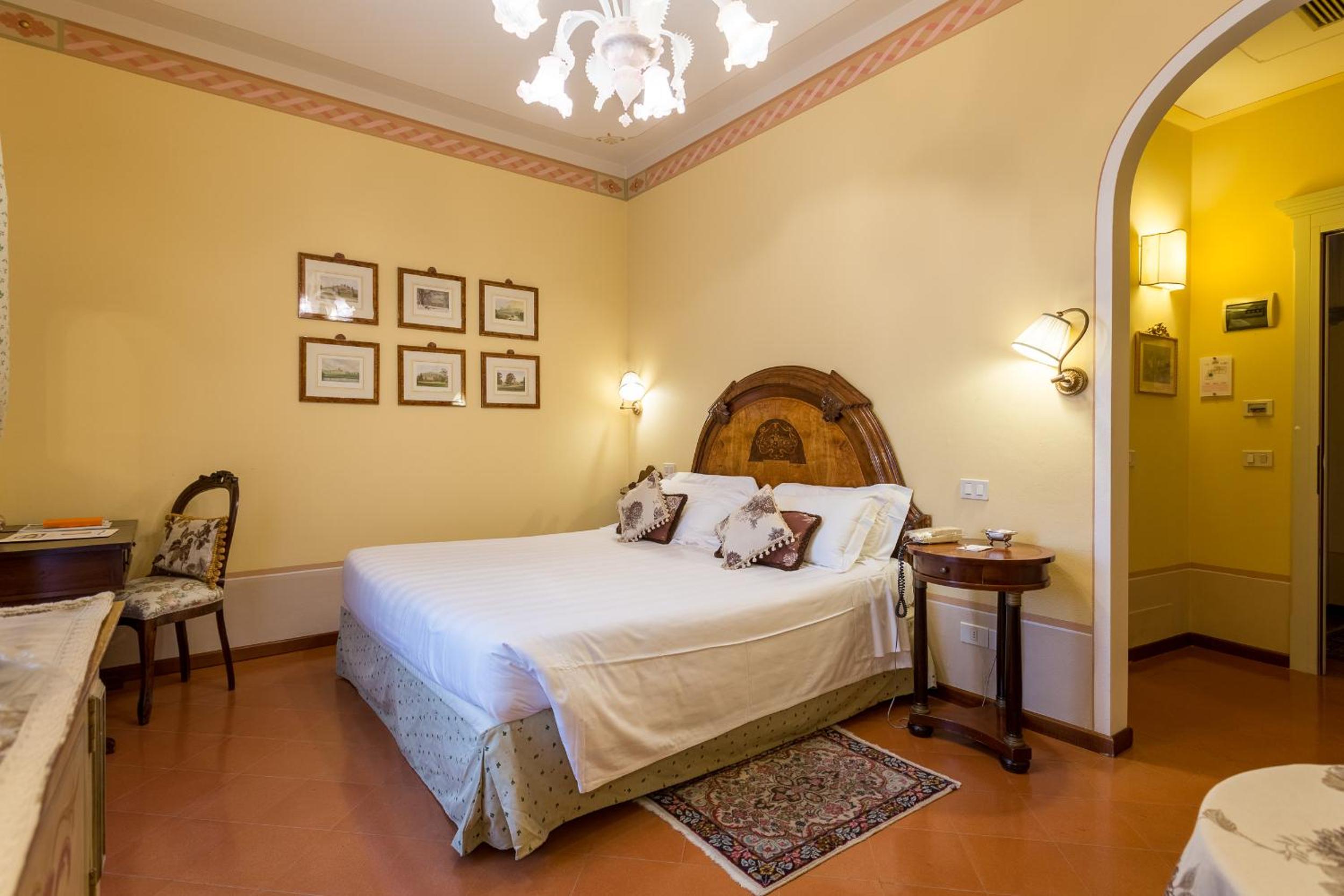 Superior King Room - Photo 9