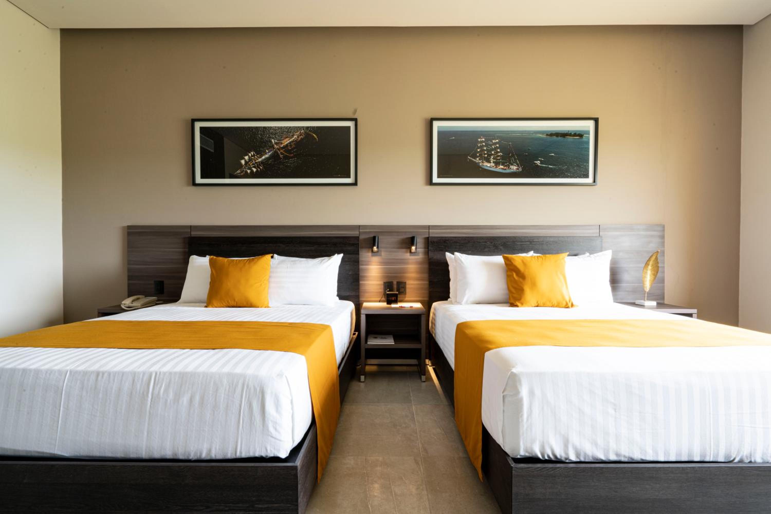 Queen Room with Two Queen Beds and Mountain View - Photo 3