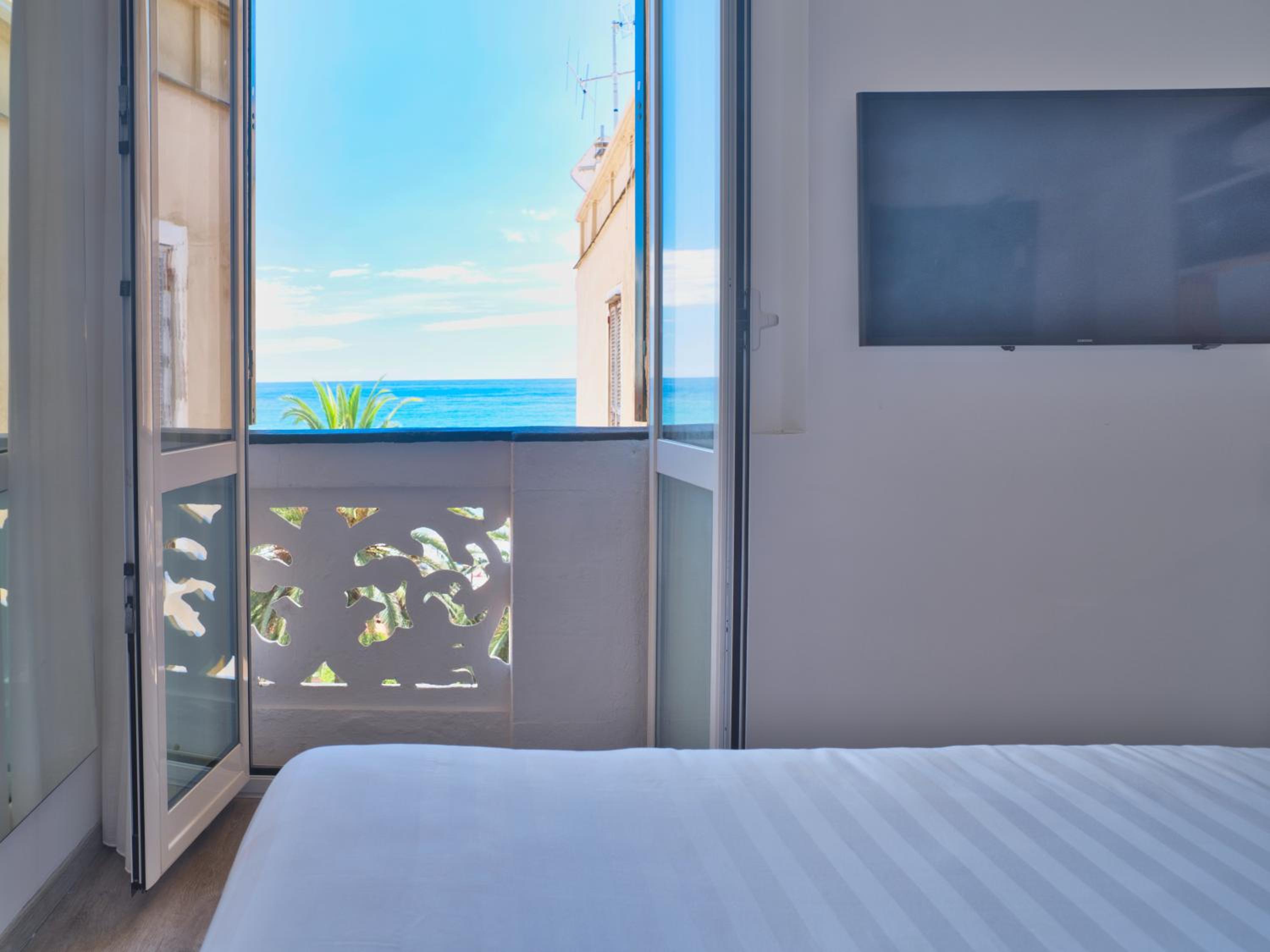 Double or Twin Room with Sea View photo 3