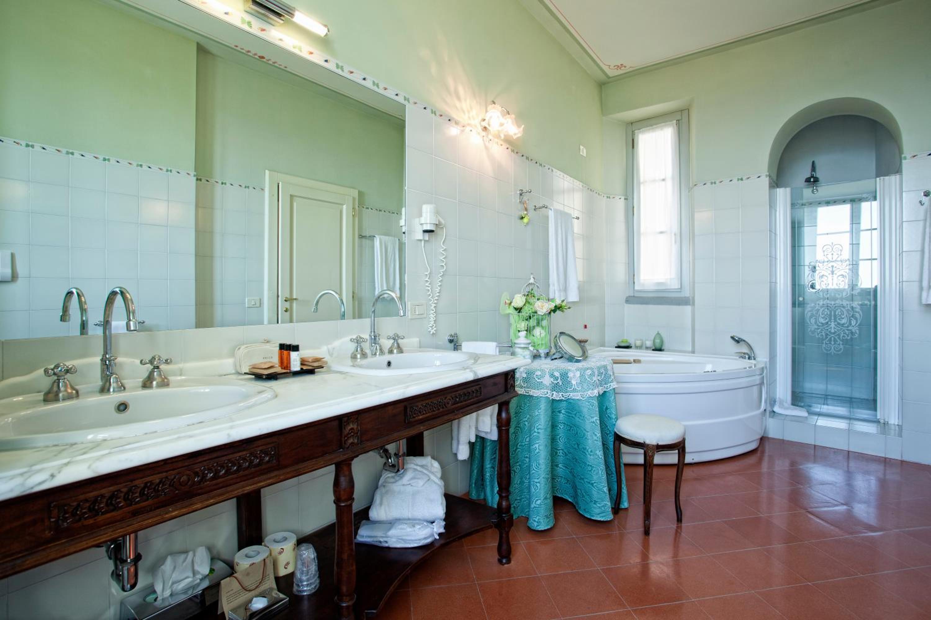 King Suite with Panoramic View - Photo 14