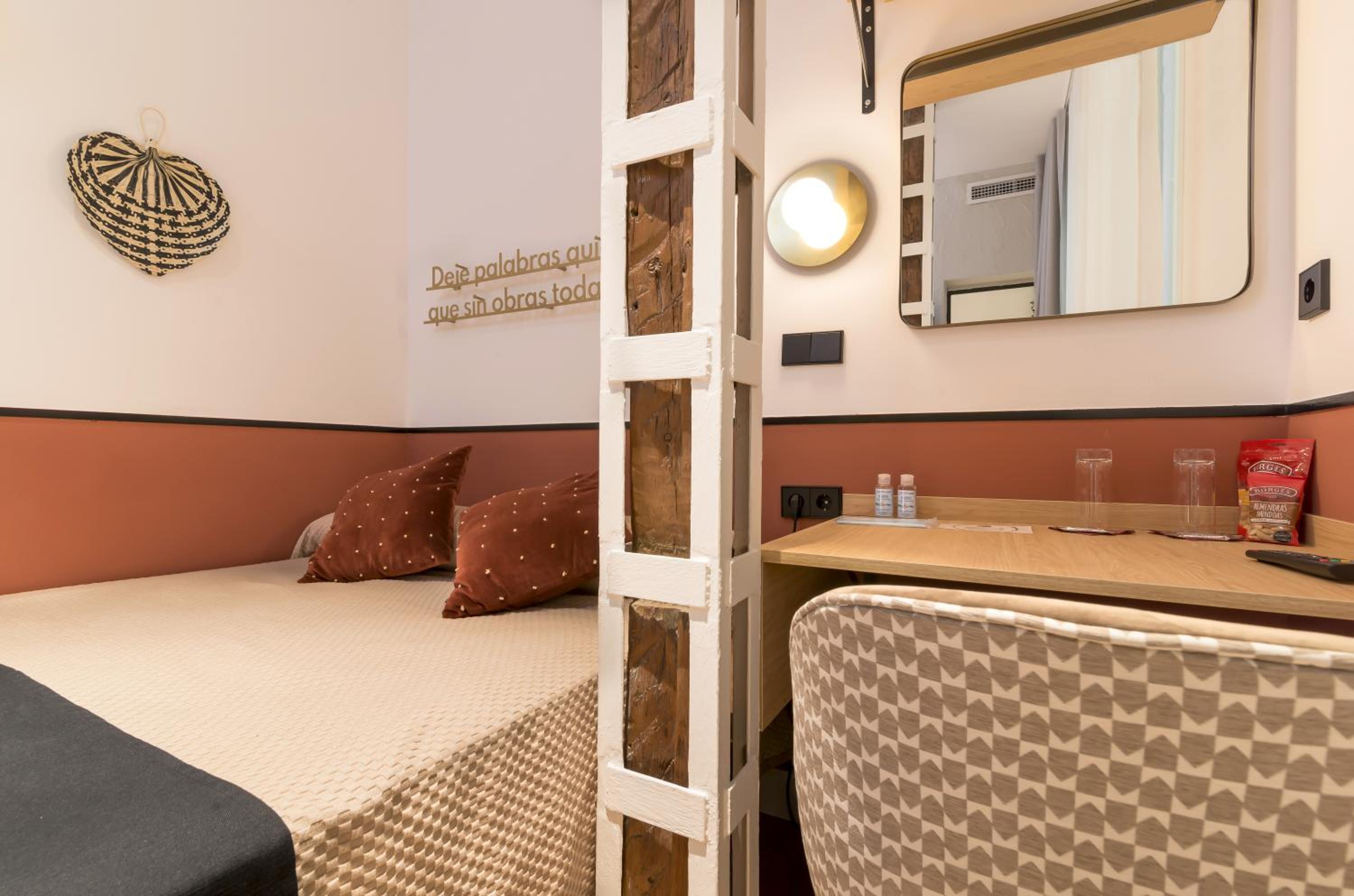 Economy Double Room - Photo 13