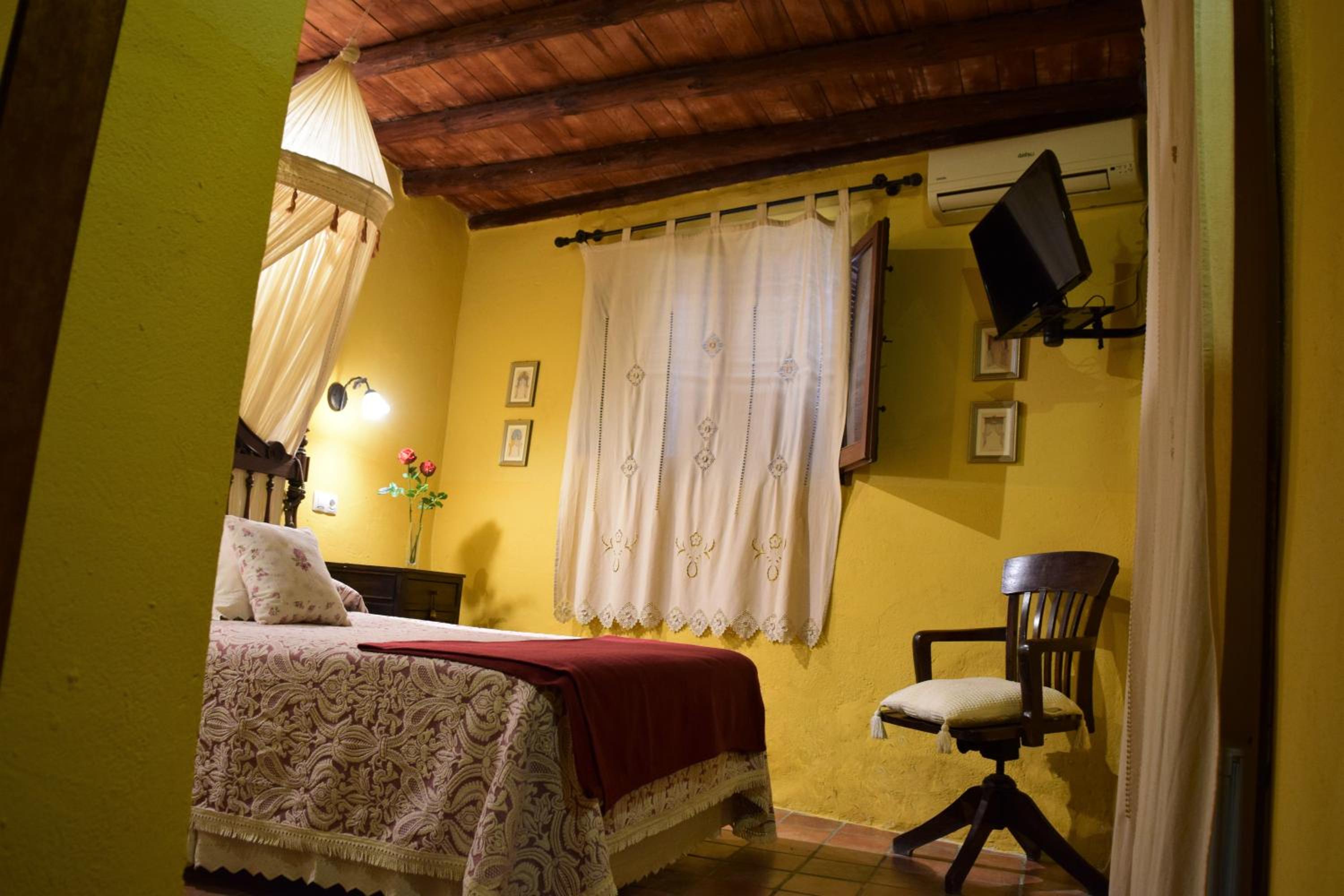 Deluxe Queen Room with Two Queen Beds photo 2