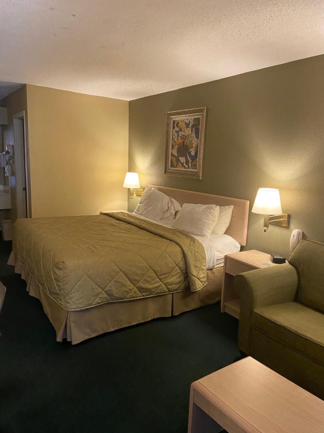 Standard King Room - Photo 6