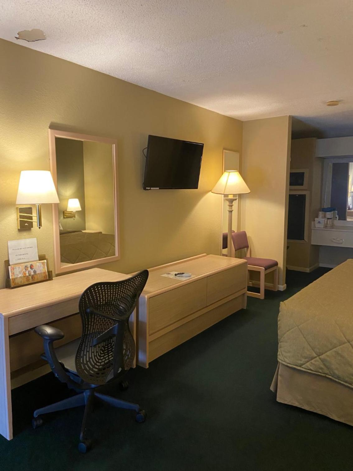 Standard King Room - Photo 5