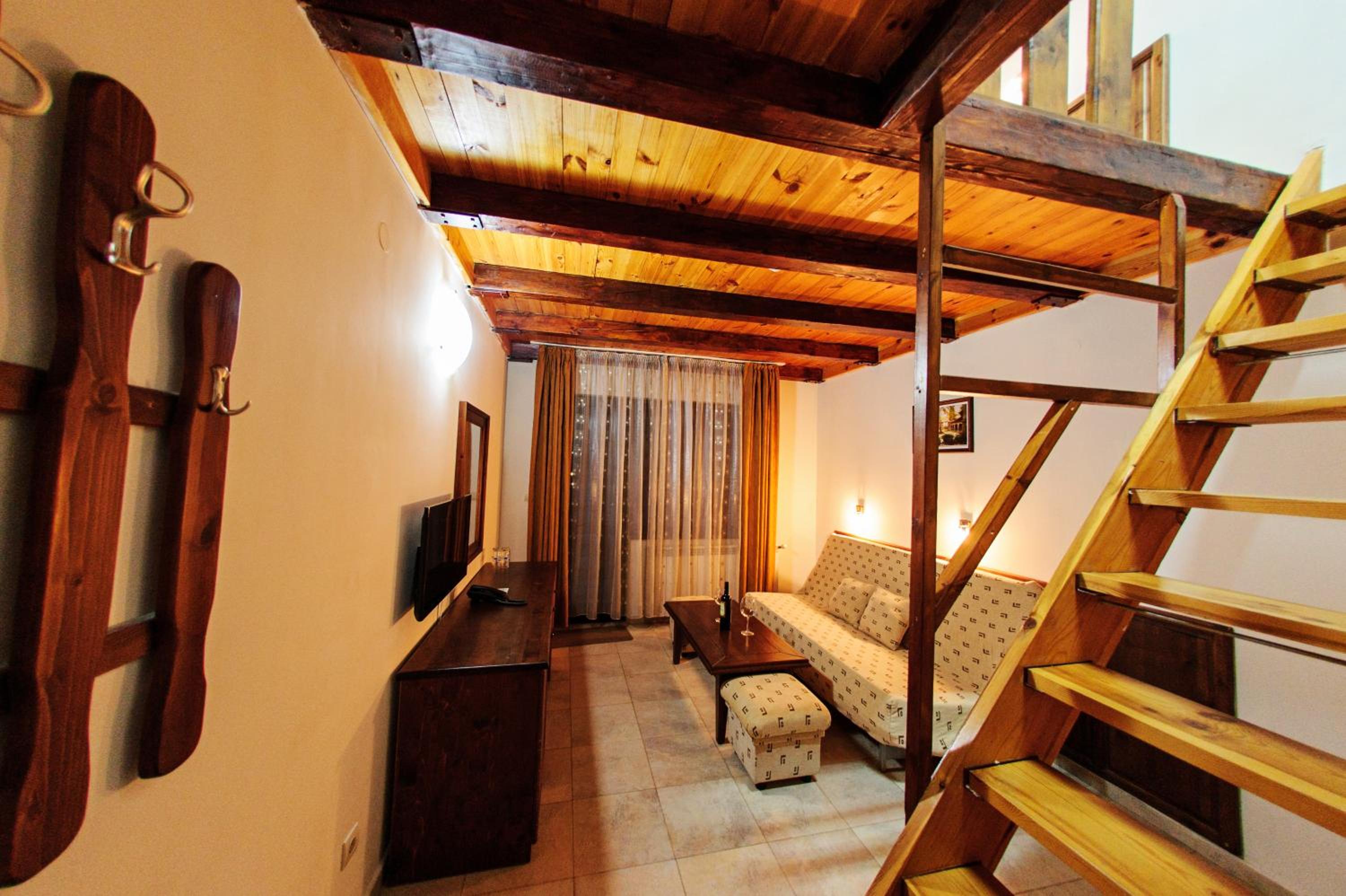 Family Room - Split Level - Photo 1