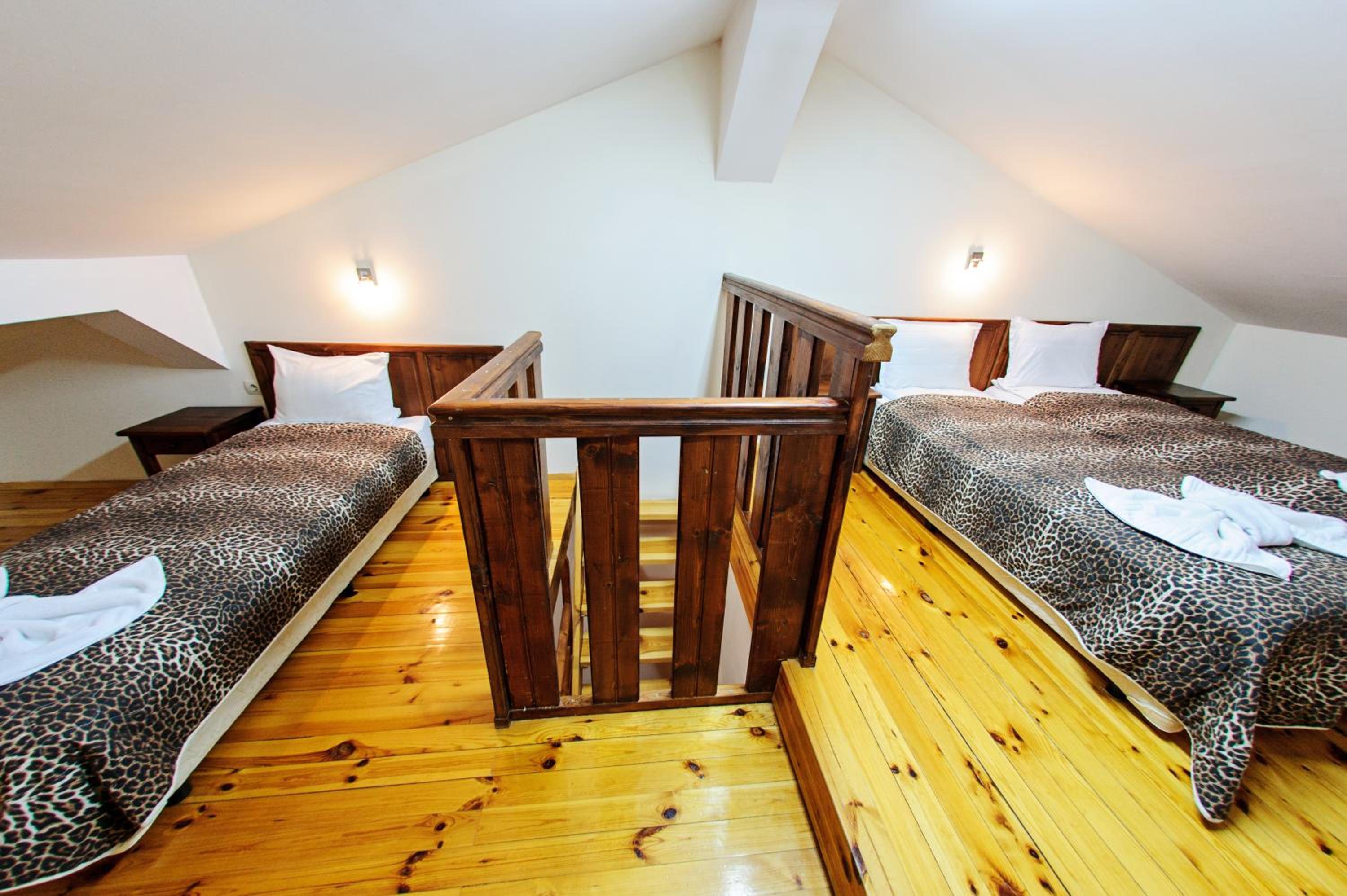 Family Room - Split Level - Photo 6