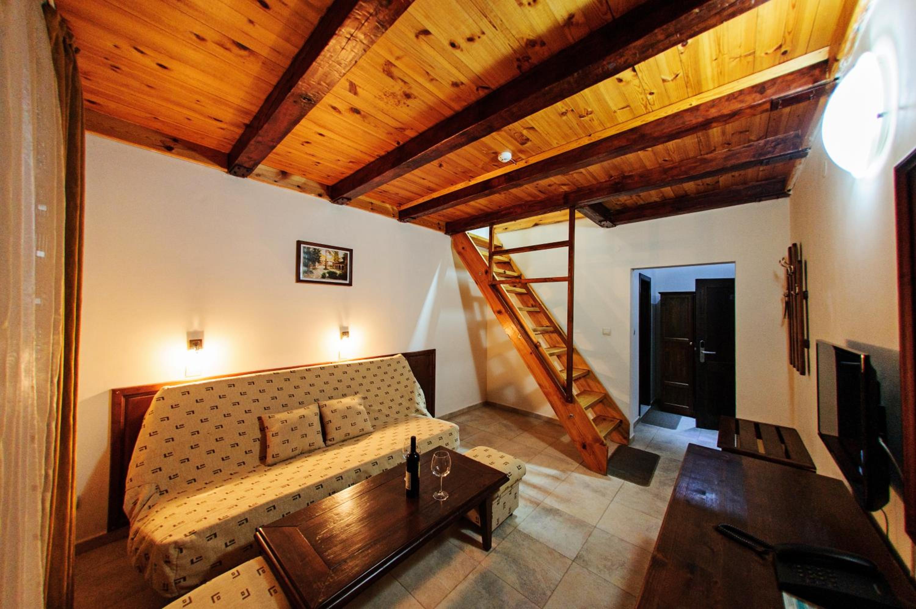 Family Room - Split Level - Photo 10