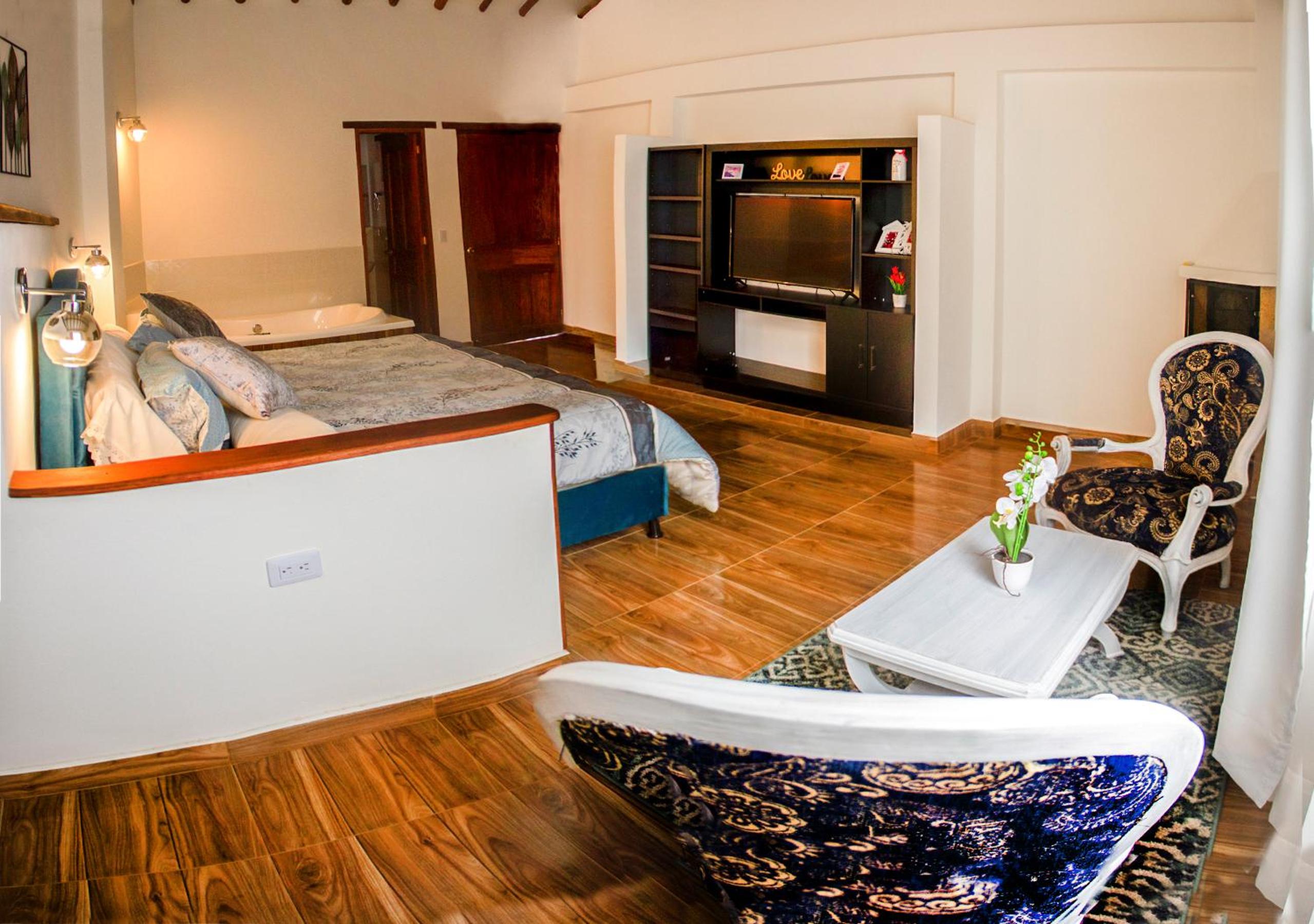 Deluxe King Suite photo 2