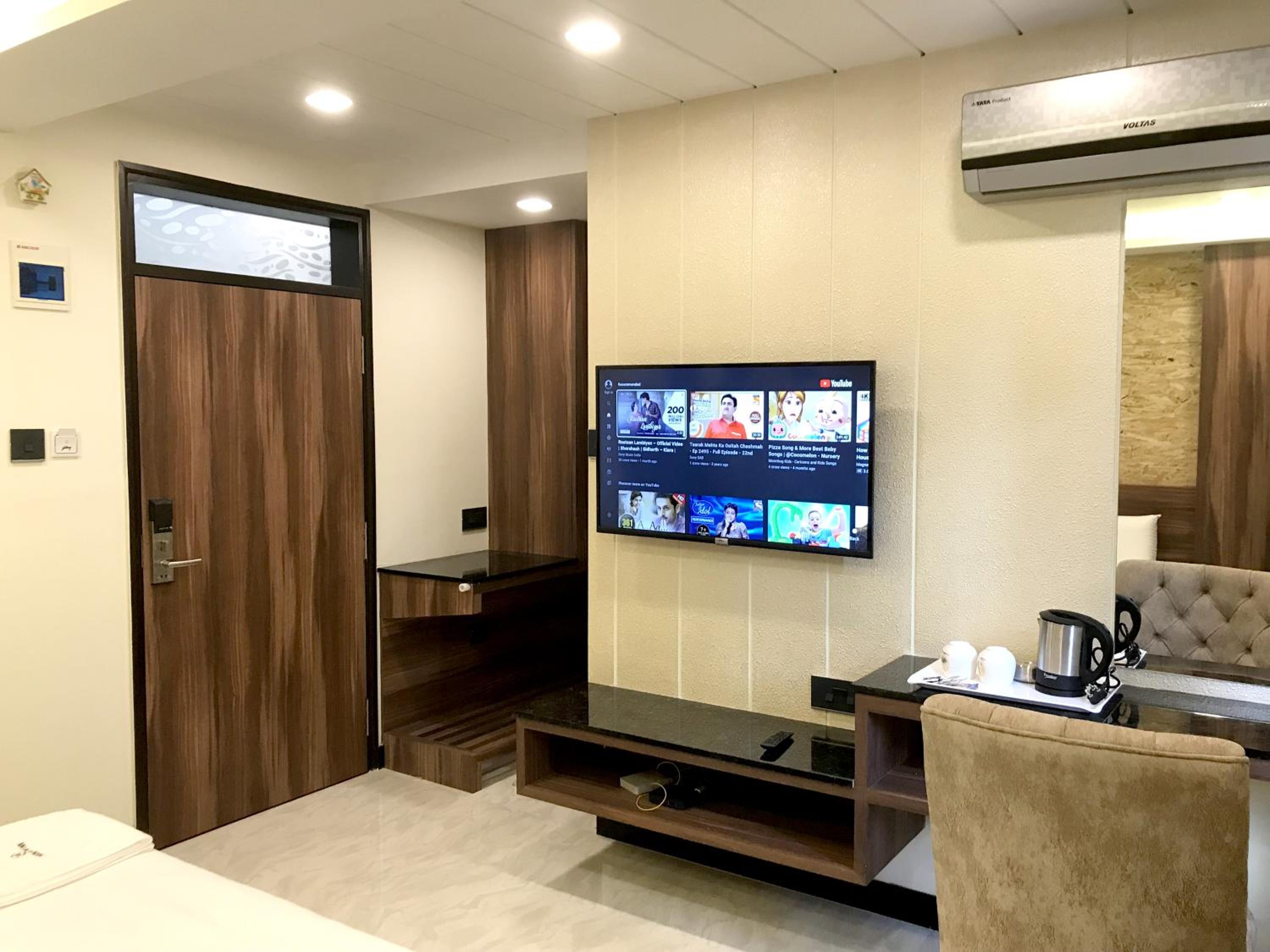 Deluxe Room - Photo 9