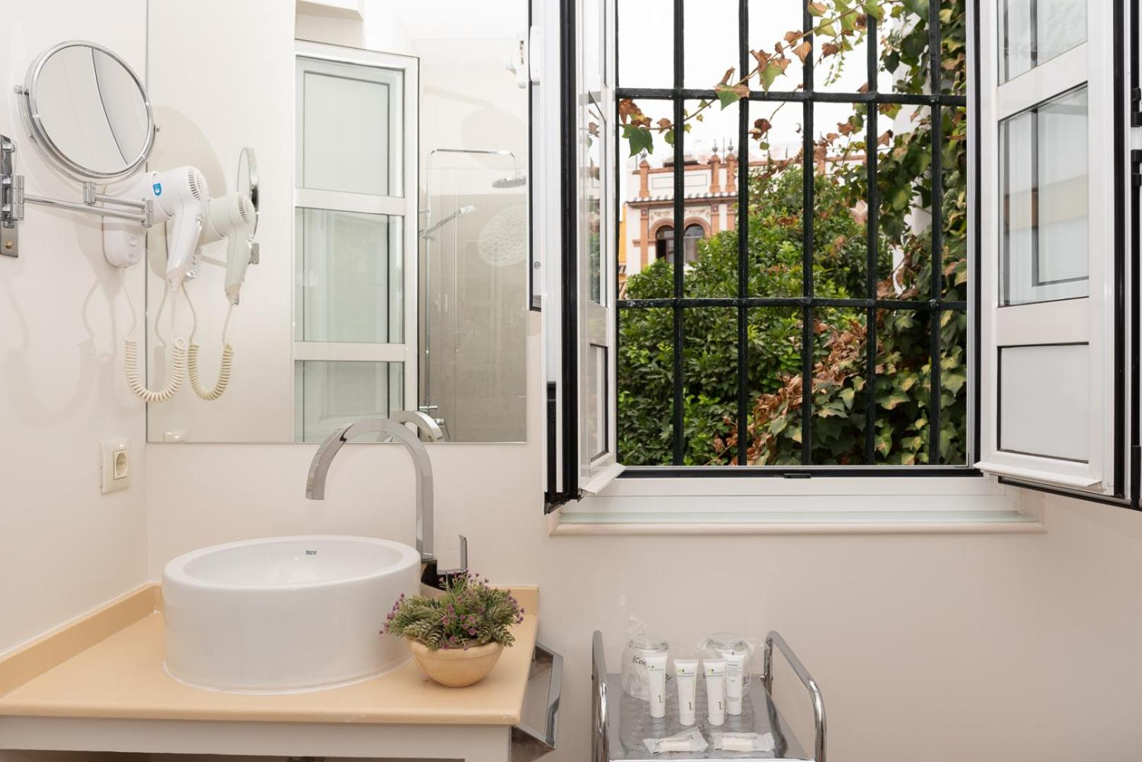 Superior Double Room with City View - Photo 19