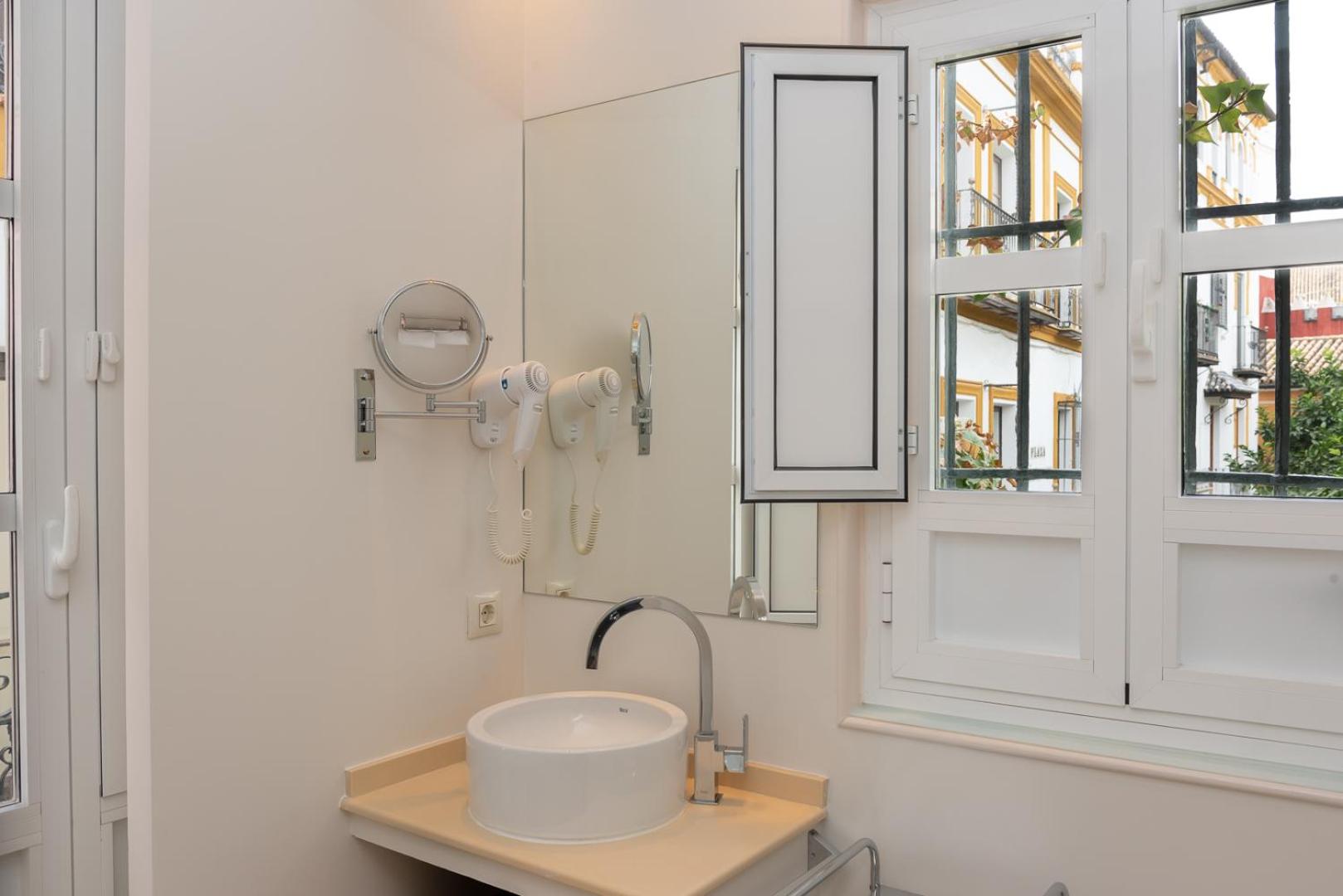 Double Room - Photo 18