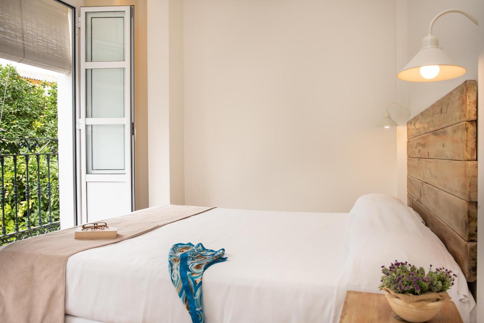 Superior Double Room with City View - Photo 3